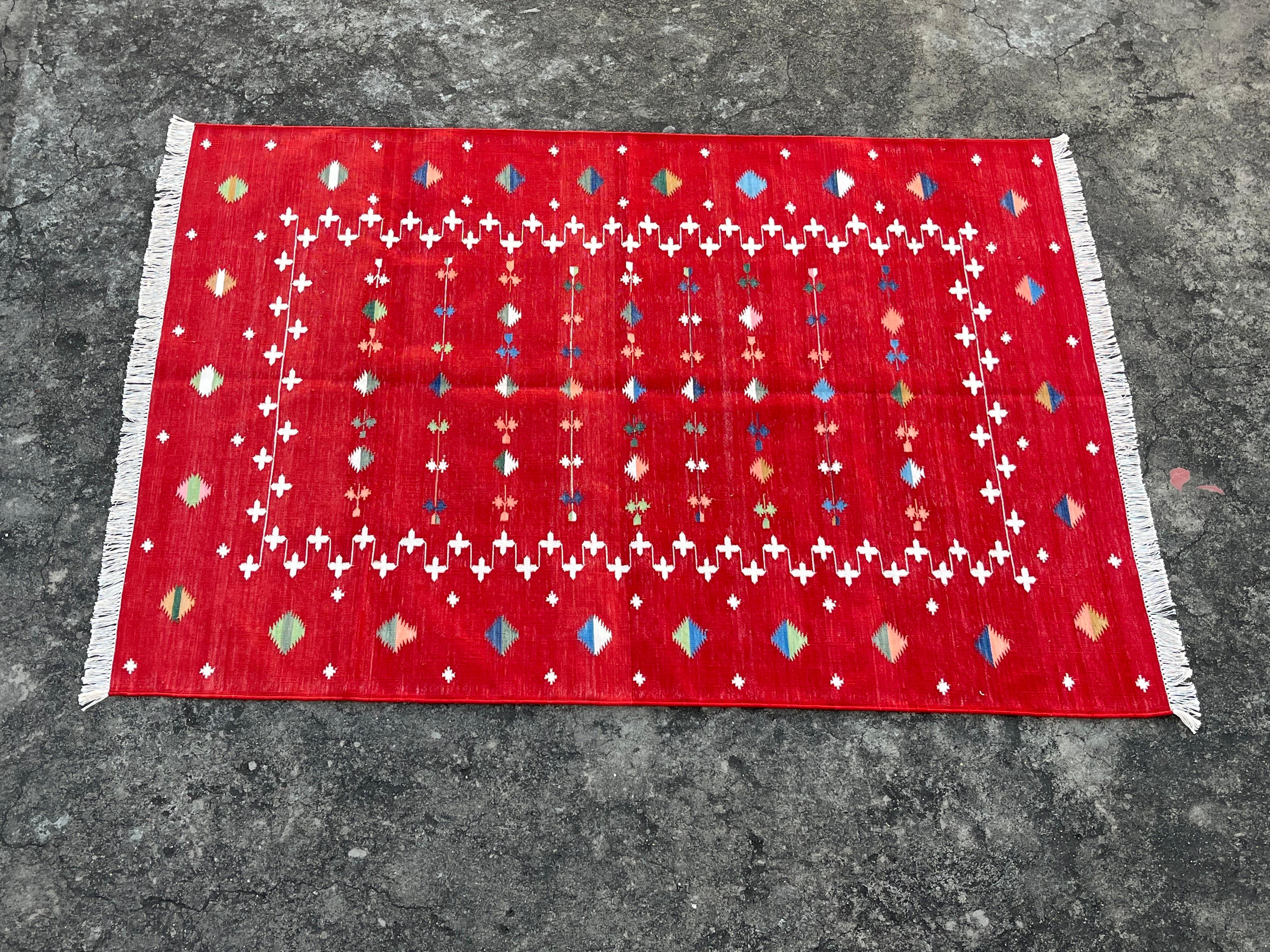 Handmade Cotton Area Flat Weave Rug, 4x6 Red And White Shooting Star Dhurrie Rug For Sale 3