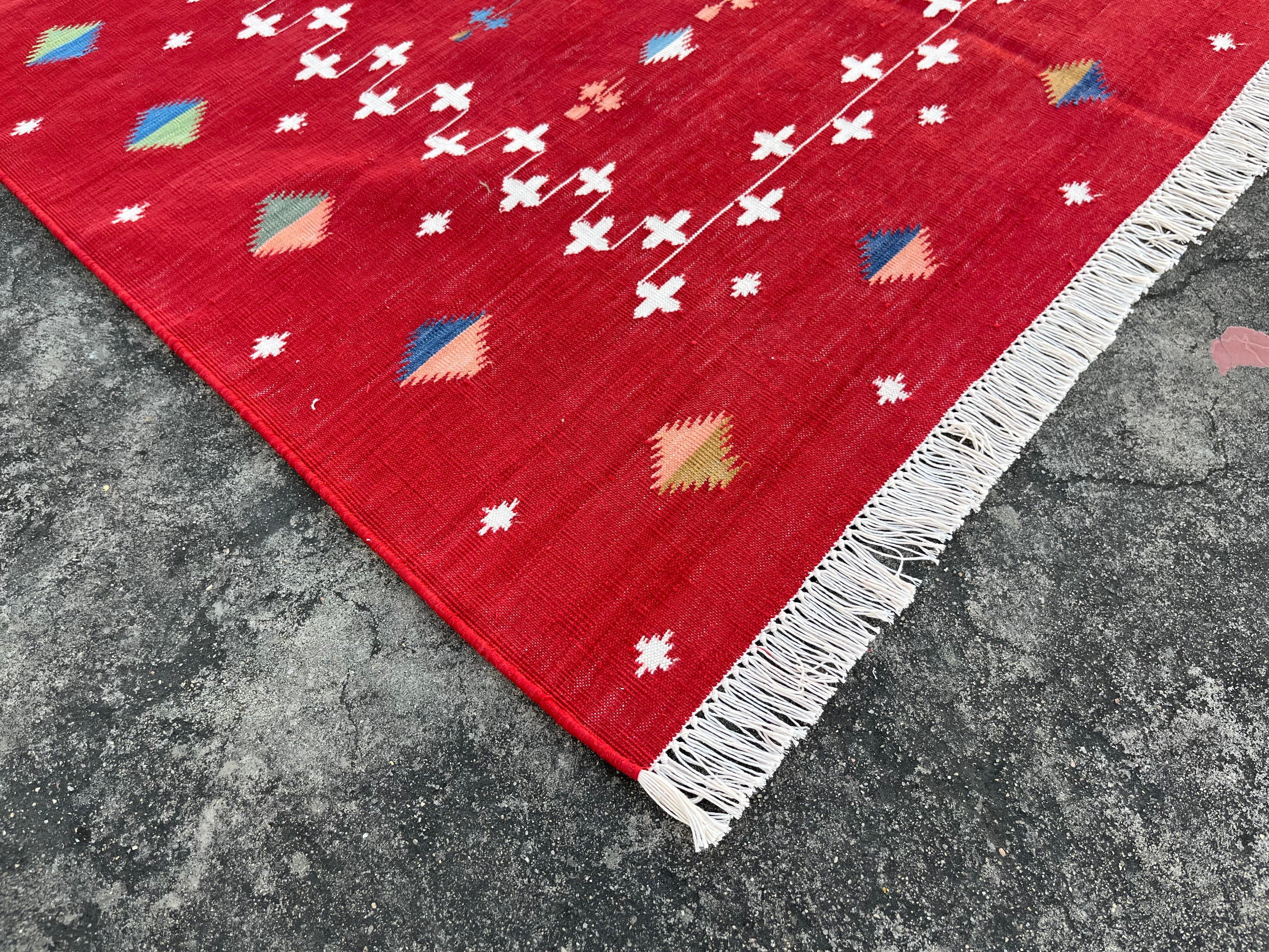 Mid-Century Modern Handmade Cotton Area Flat Weave Rug, 4x6 Red And White Shooting Star Dhurrie Rug For Sale