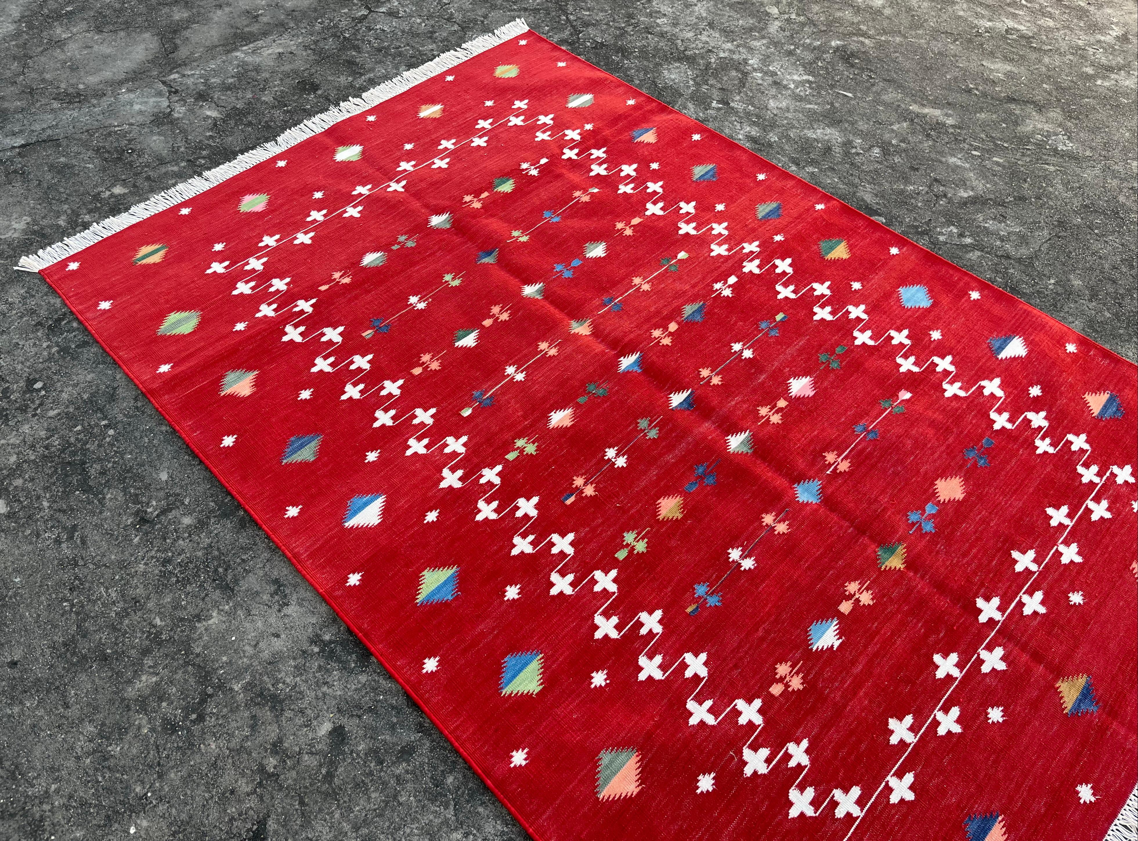 Hand-Woven Handmade Cotton Area Flat Weave Rug, 4x6 Red And White Shooting Star Dhurrie Rug For Sale