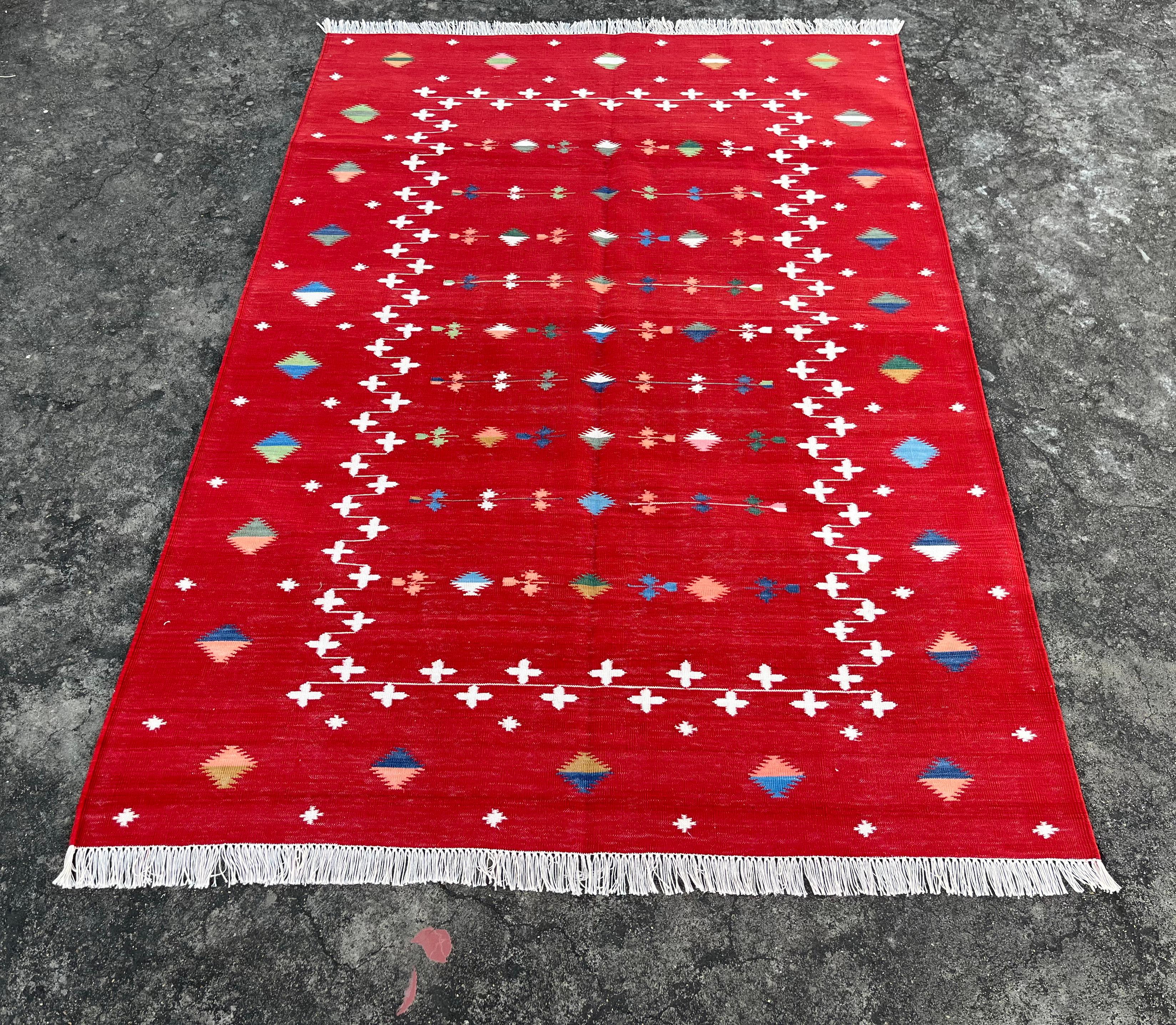 Handmade Cotton Area Flat Weave Rug, 4x6 Red And White Shooting Star Dhurrie Rug In New Condition For Sale In Jaipur, IN
