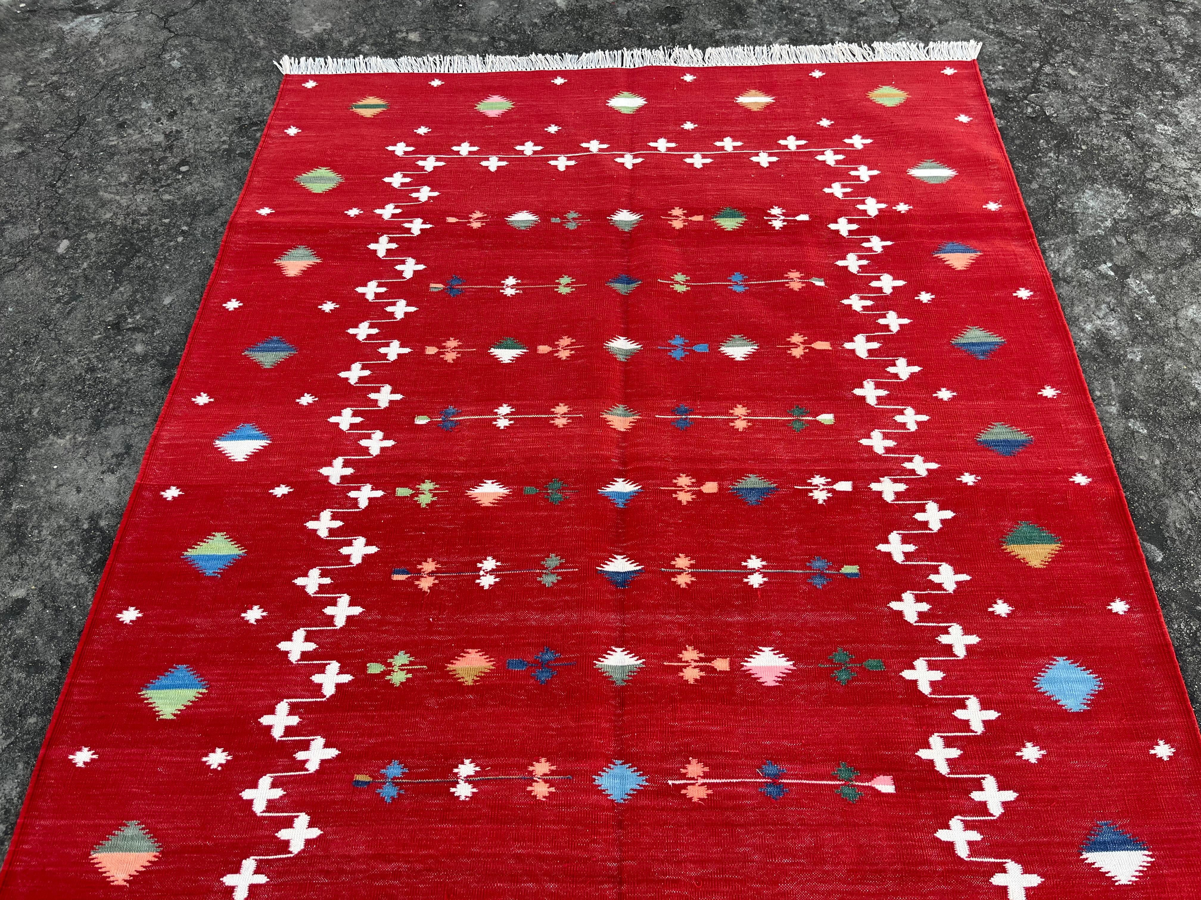 Contemporary Handmade Cotton Area Flat Weave Rug, 4x6 Red And White Shooting Star Dhurrie Rug For Sale