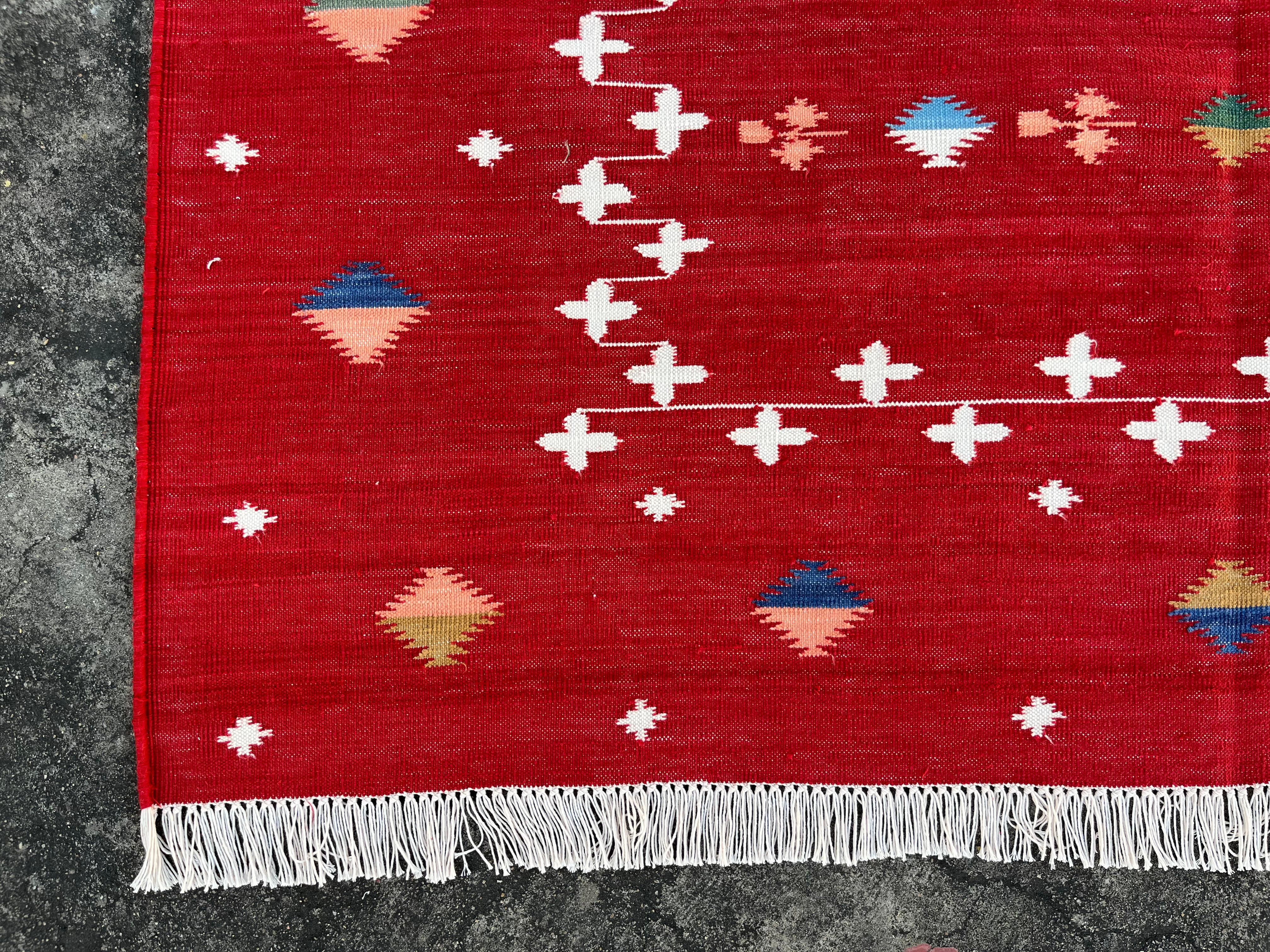 Handmade Cotton Area Flat Weave Rug, 4x6 Red And White Shooting Star Dhurrie Rug For Sale 1
