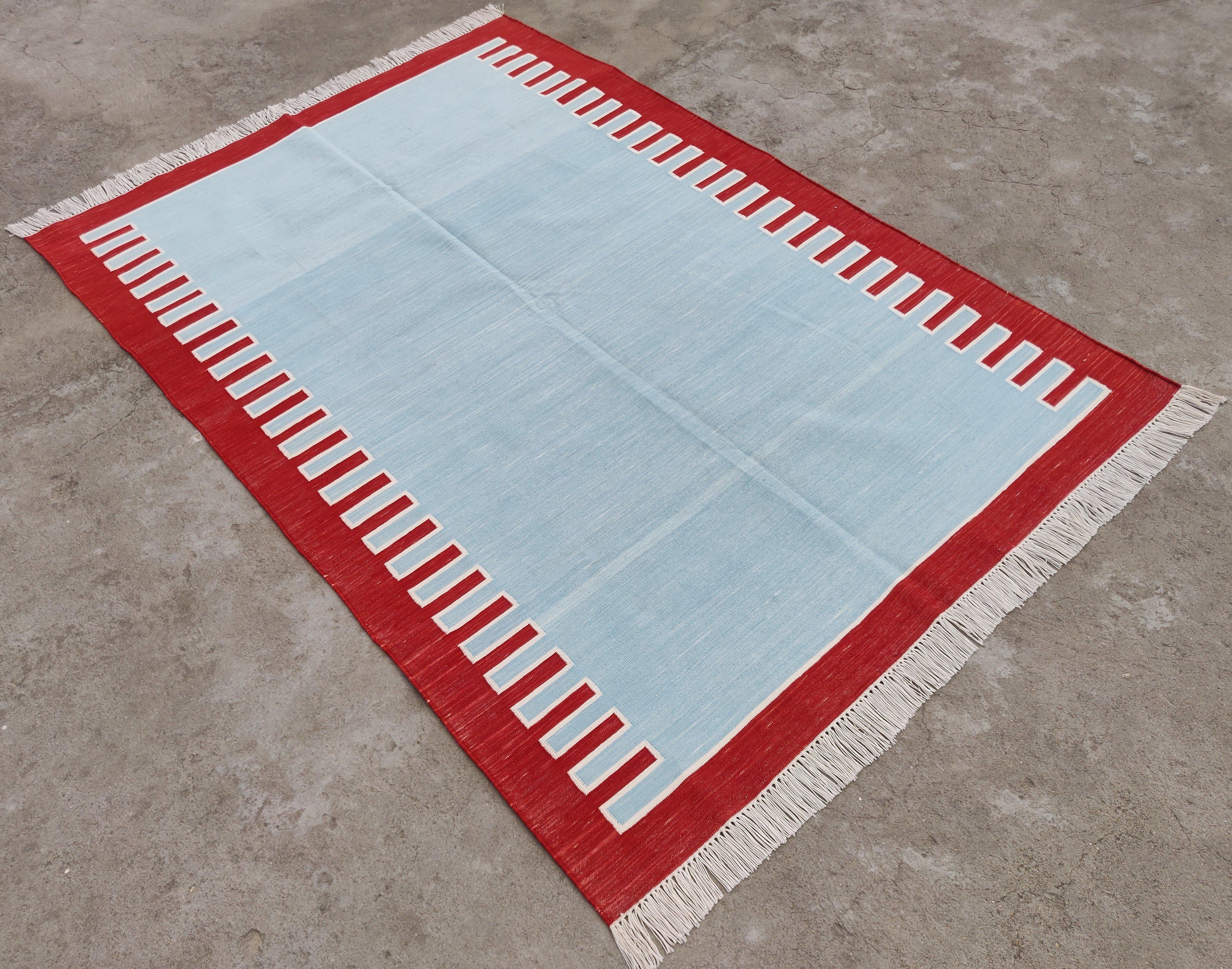 Tapis indien Dhurrie en coton teint dans la masse bleu ciel et rouge à rayures en zigzag - 4 x 6 pieds 

Ces dhurries spéciales à tissage plat sont tissées à la main avec du fil 100 % coton 15 plis. En raison des techniques de fabrication spéciales