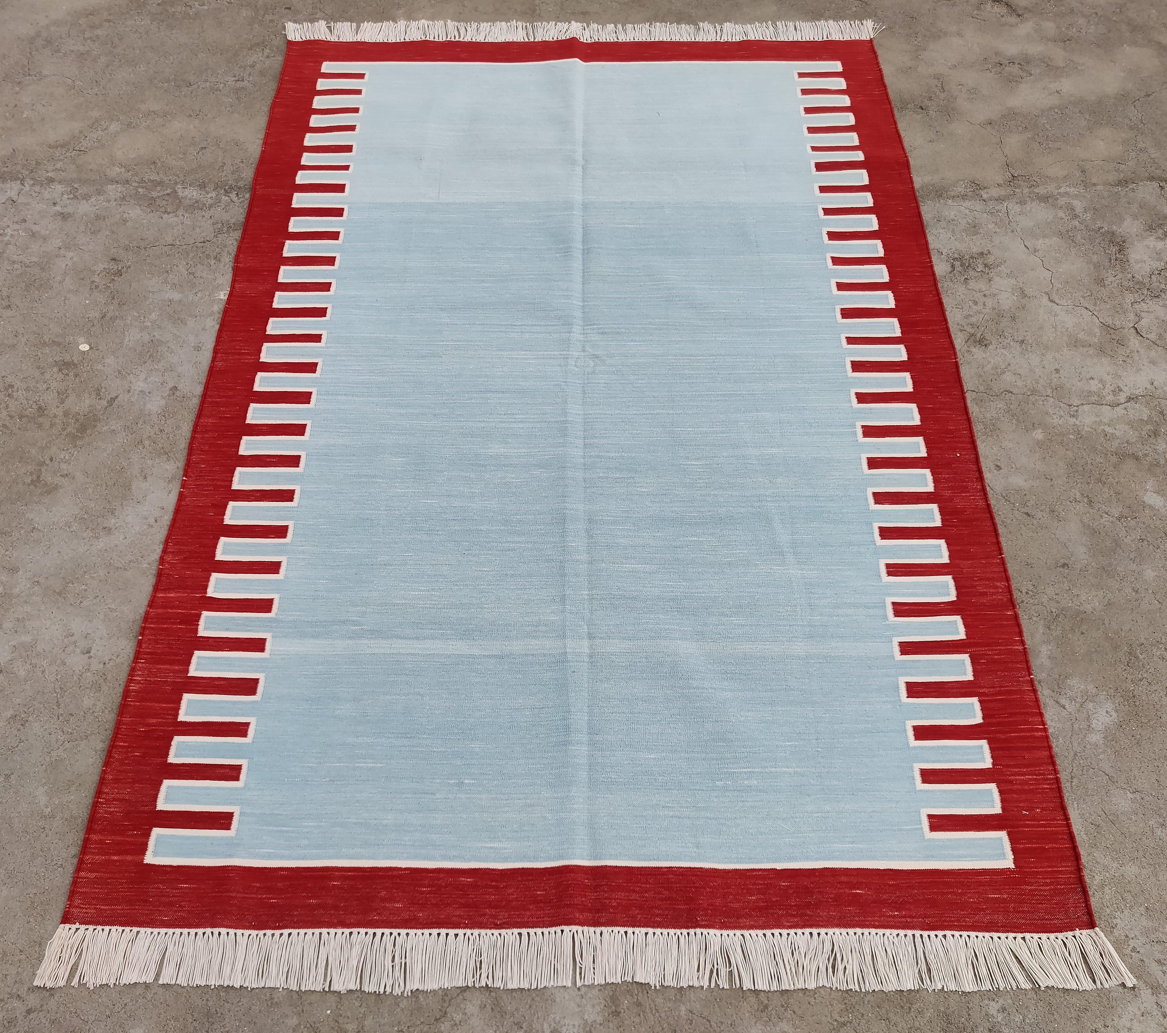 Handgefertigter Flachgewebe-Teppich aus Baumwolle, 4x6 Himmelblau und Rot gestreifter indischer Dhurrie (Handgewebt) im Angebot