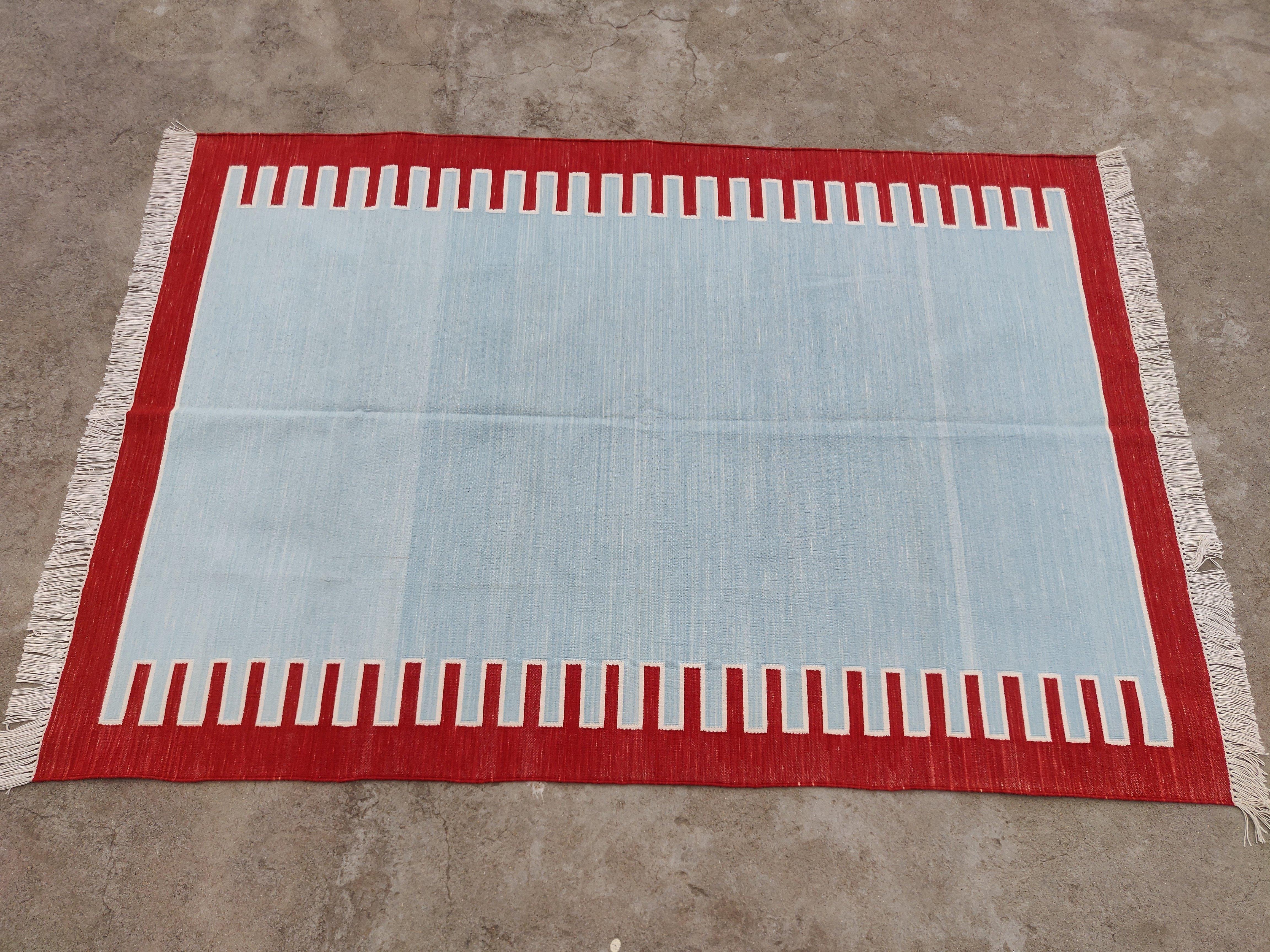 Handgefertigter Flachgewebe-Teppich aus Baumwolle, 4x6 Himmelblau und Rot gestreifter indischer Dhurrie im Angebot 1