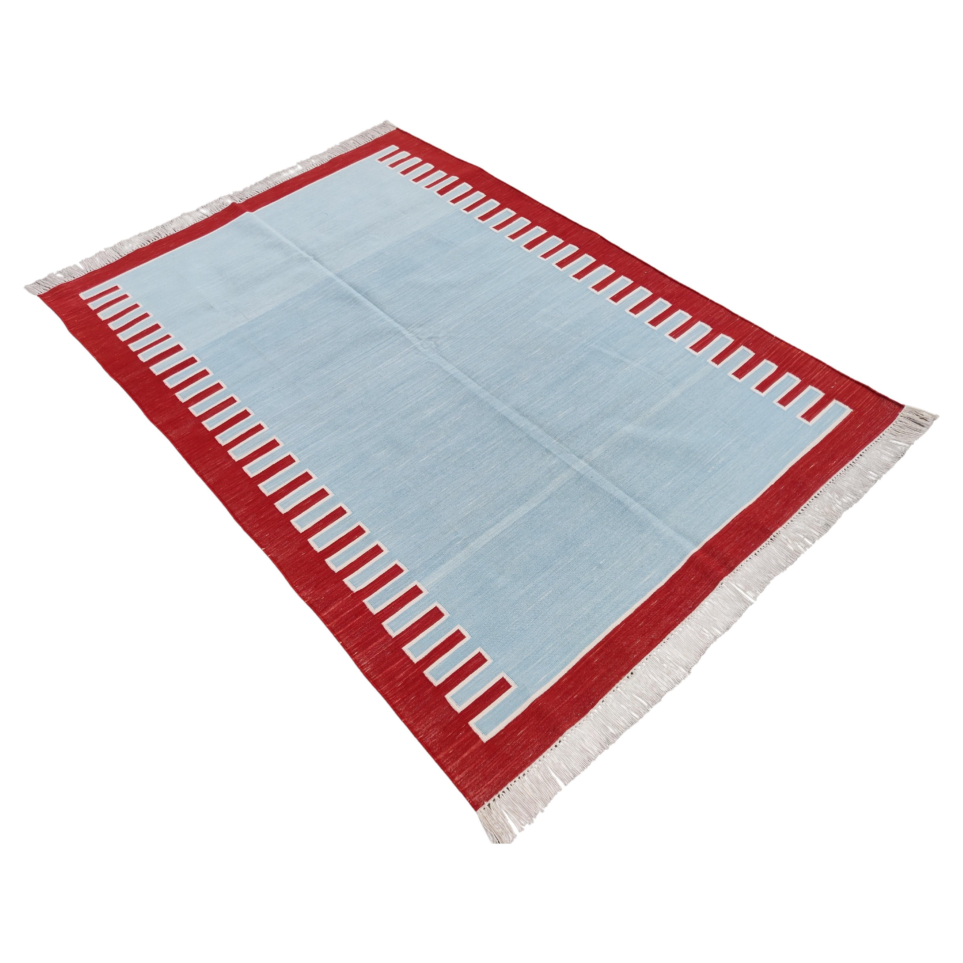 Handgefertigter Flachgewebe-Teppich aus Baumwolle, 4x6 Himmelblau und Rot gestreifter indischer Dhurrie im Angebot