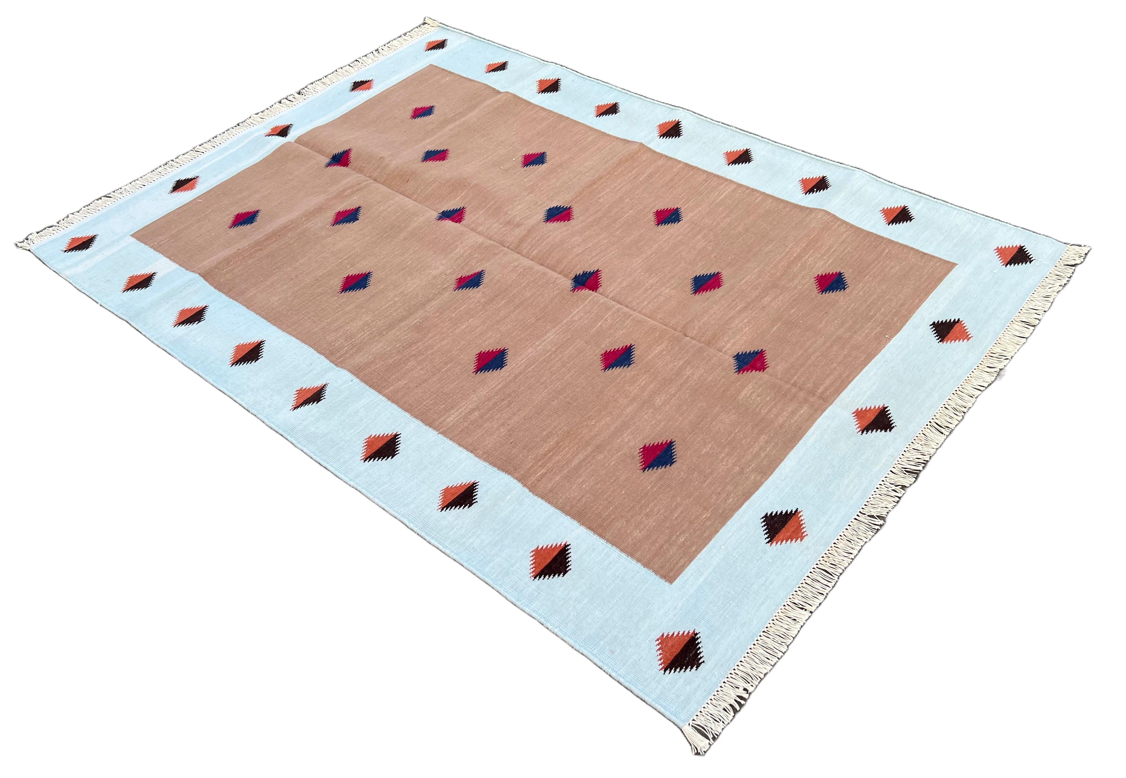 Baumwolle pflanzlich gefärbt Tan und blau Diamant indischen Dhurrie Teppich-4'x6' 
Diese speziellen flachgewebten Dhurries werden aus 15-fachem Garn aus 100% Baumwolle handgewebt. Aufgrund der speziellen Fertigungstechniken, die zur Herstellung