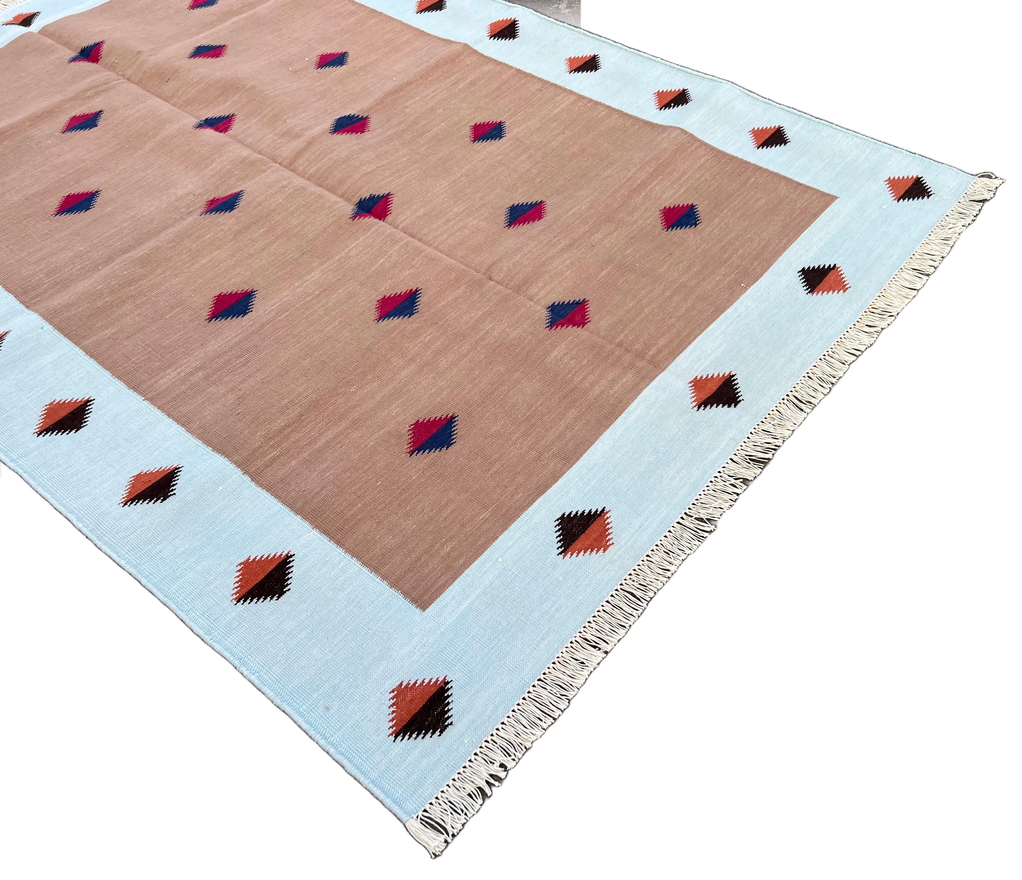 Handgefertigter flacher Teppich aus Baumwolle mit Flachgewebe, 4x6 Tan und Blauer Diamant Indischer Dhurrie-Teppich (Handgewebt) im Angebot