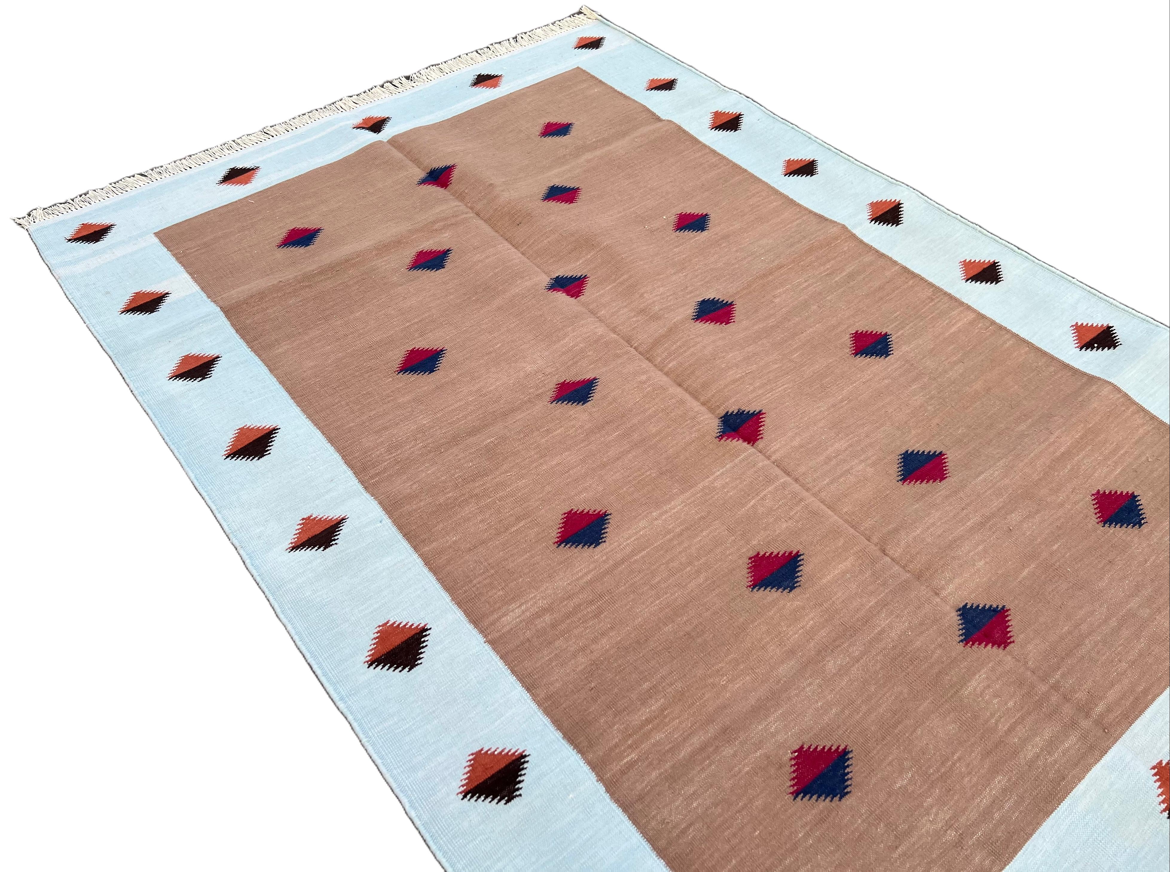 Handgefertigter flacher Teppich aus Baumwolle mit Flachgewebe, 4x6 Tan und Blauer Diamant Indischer Dhurrie-Teppich im Zustand „Neu“ im Angebot in Jaipur, IN