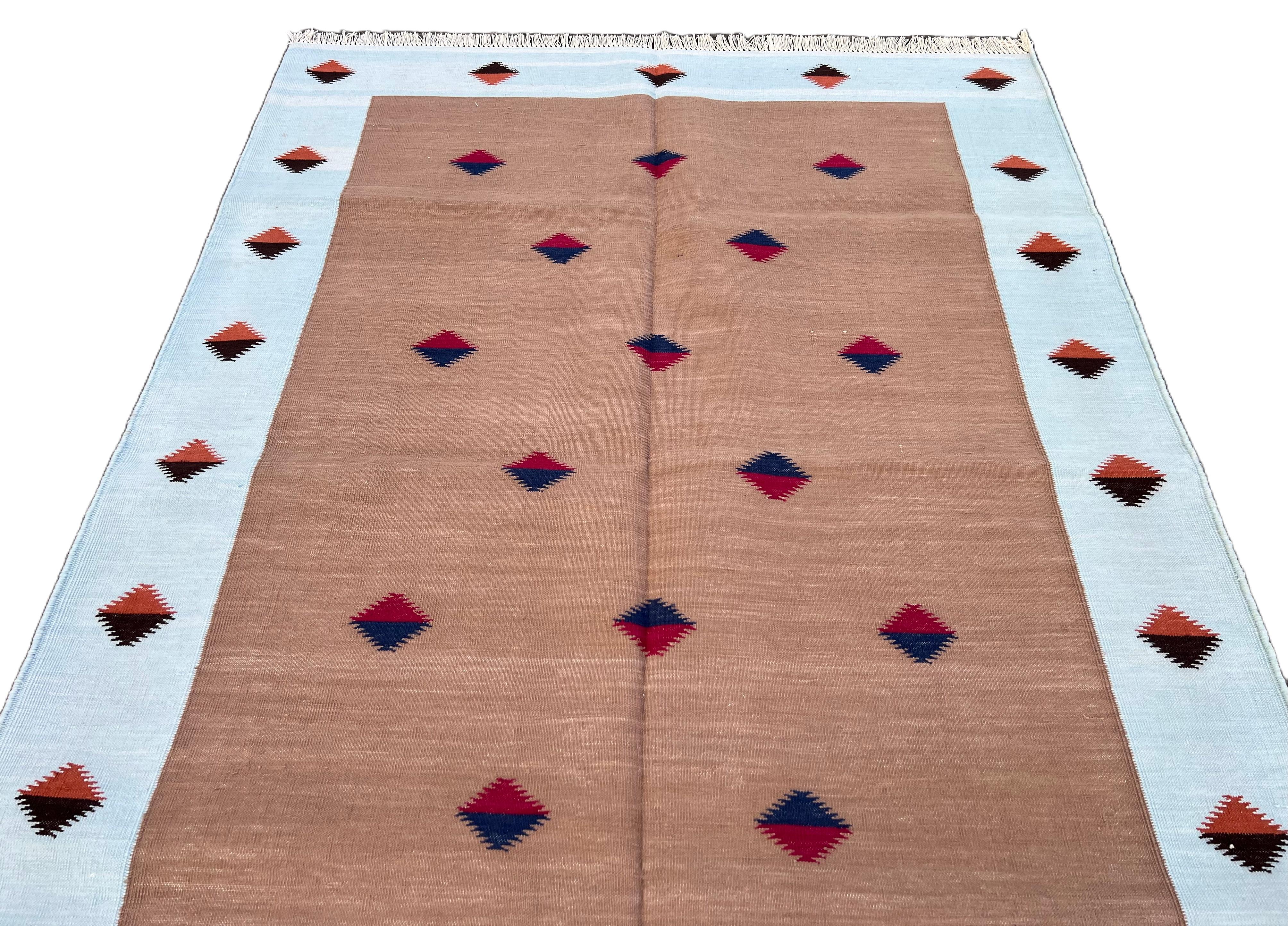 Handgefertigter flacher Teppich aus Baumwolle mit Flachgewebe, 4x6 Tan und Blauer Diamant Indischer Dhurrie-Teppich im Angebot 1