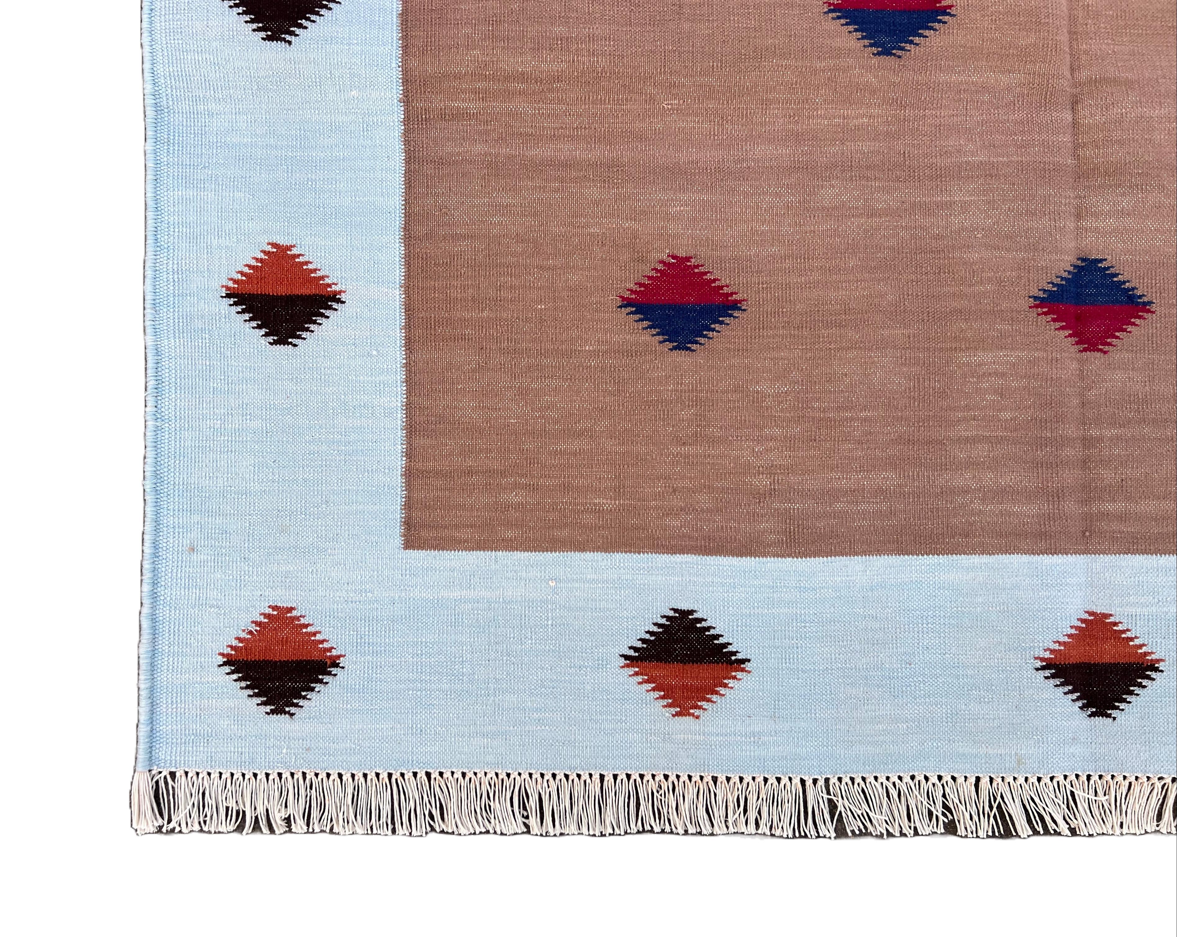 Handgefertigter flacher Teppich aus Baumwolle mit Flachgewebe, 4x6 Tan und Blauer Diamant Indischer Dhurrie-Teppich im Angebot 2