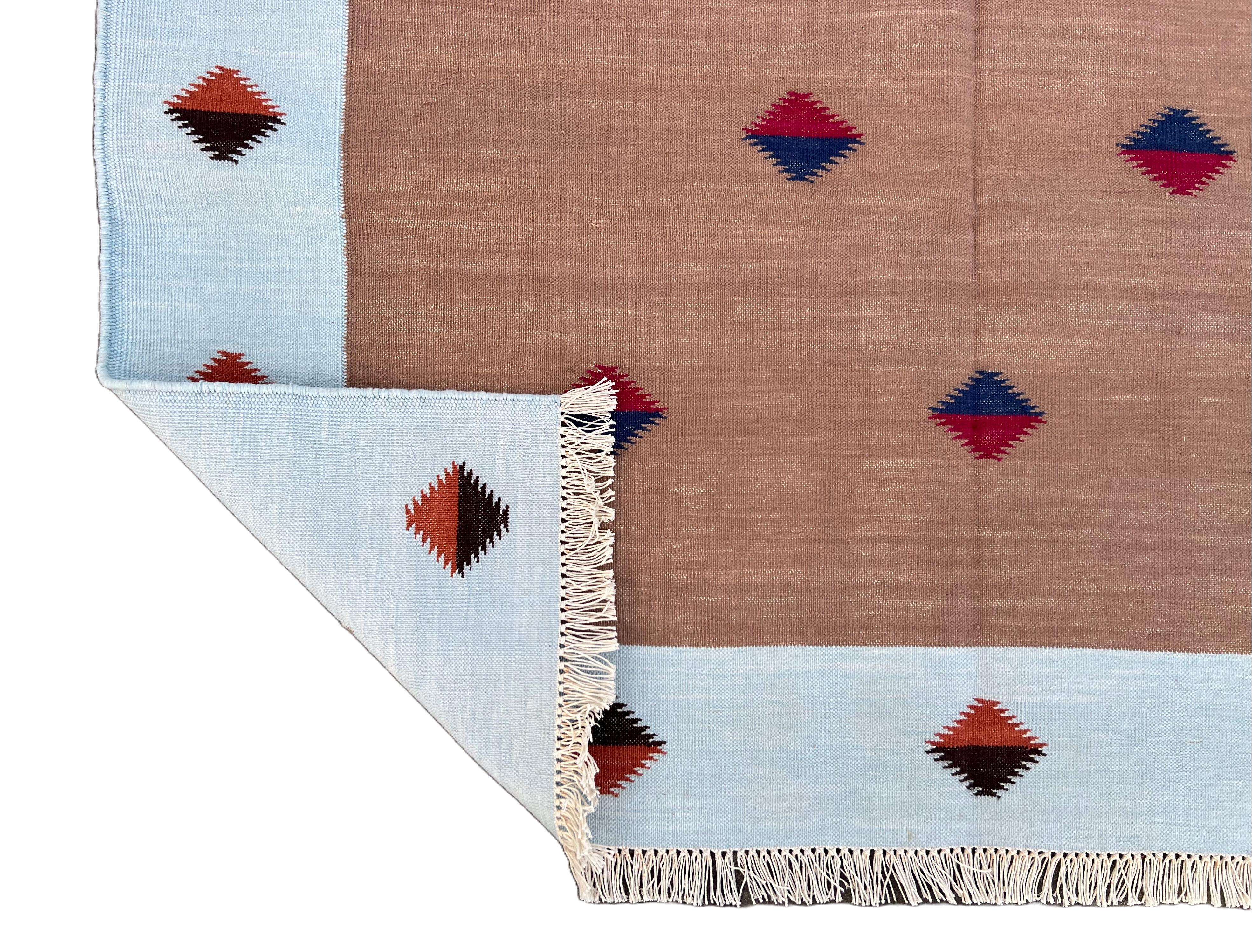 Handgefertigter flacher Teppich aus Baumwolle mit Flachgewebe, 4x6 Tan und Blauer Diamant Indischer Dhurrie-Teppich im Angebot 3