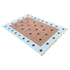 Handgefertigter flacher Teppich aus Baumwolle mit Flachgewebe, 4x6 Tan und Blauer Diamant Indischer Dhurrie-Teppich