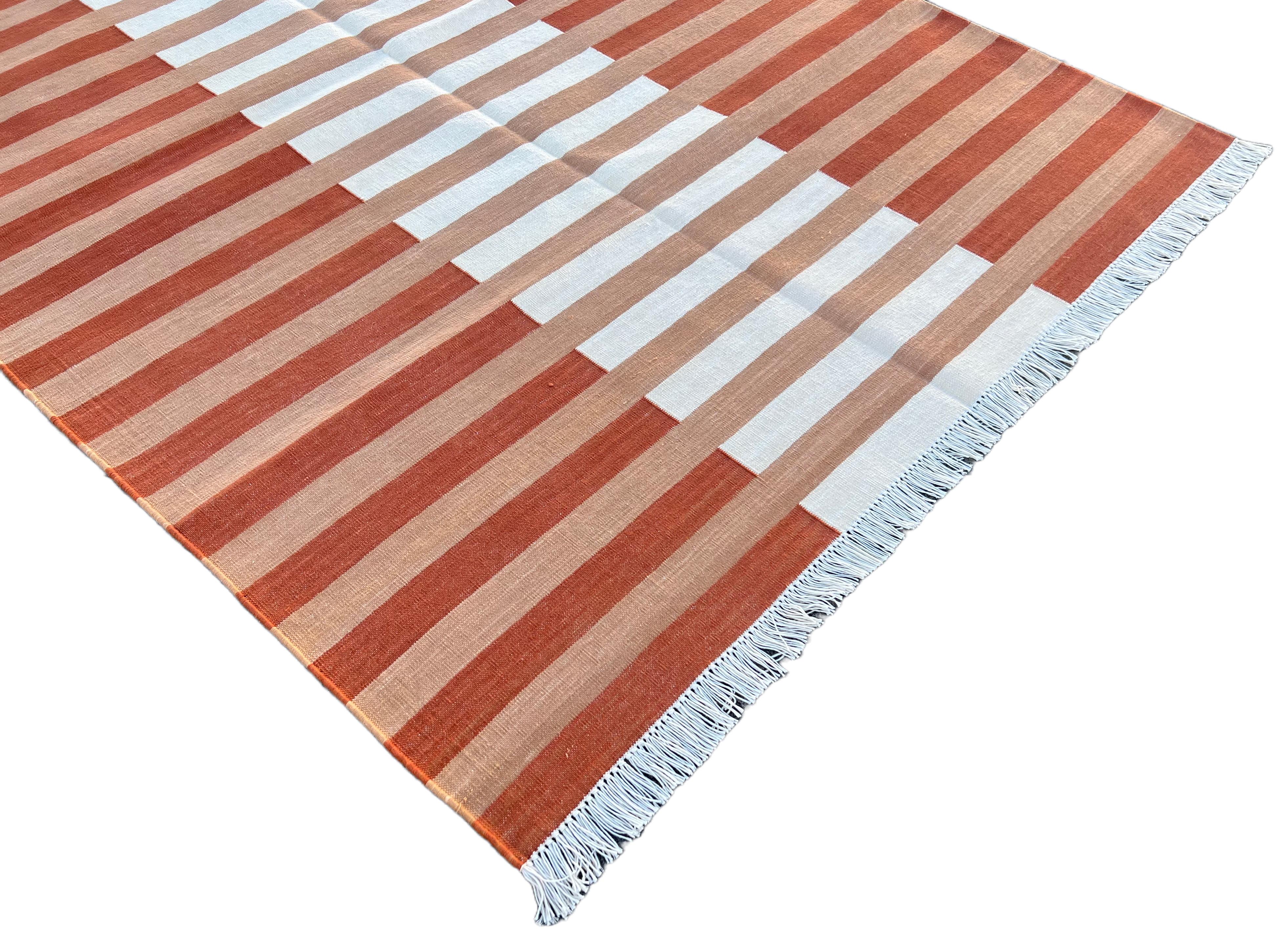Handgefertigter Flachgewebe-Teppich aus Baumwolle, 4x6 Tan und Weiß gestreifter indischer Dhurrie-Teppich mit Streifen (Indisch) im Angebot