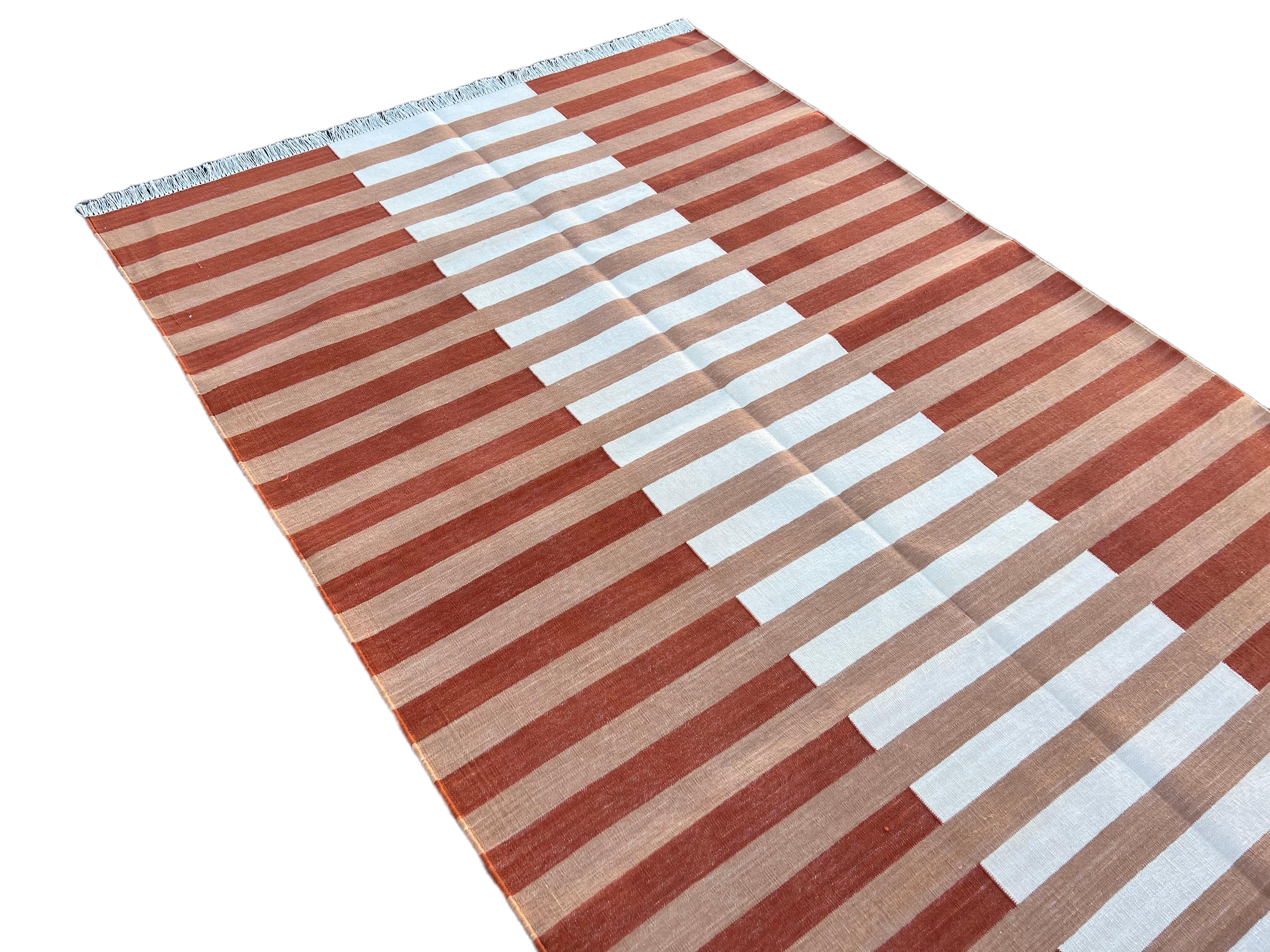 Handgefertigter Flachgewebe-Teppich aus Baumwolle, 4x6 Tan und Weiß gestreifter indischer Dhurrie-Teppich mit Streifen (Handgewebt) im Angebot