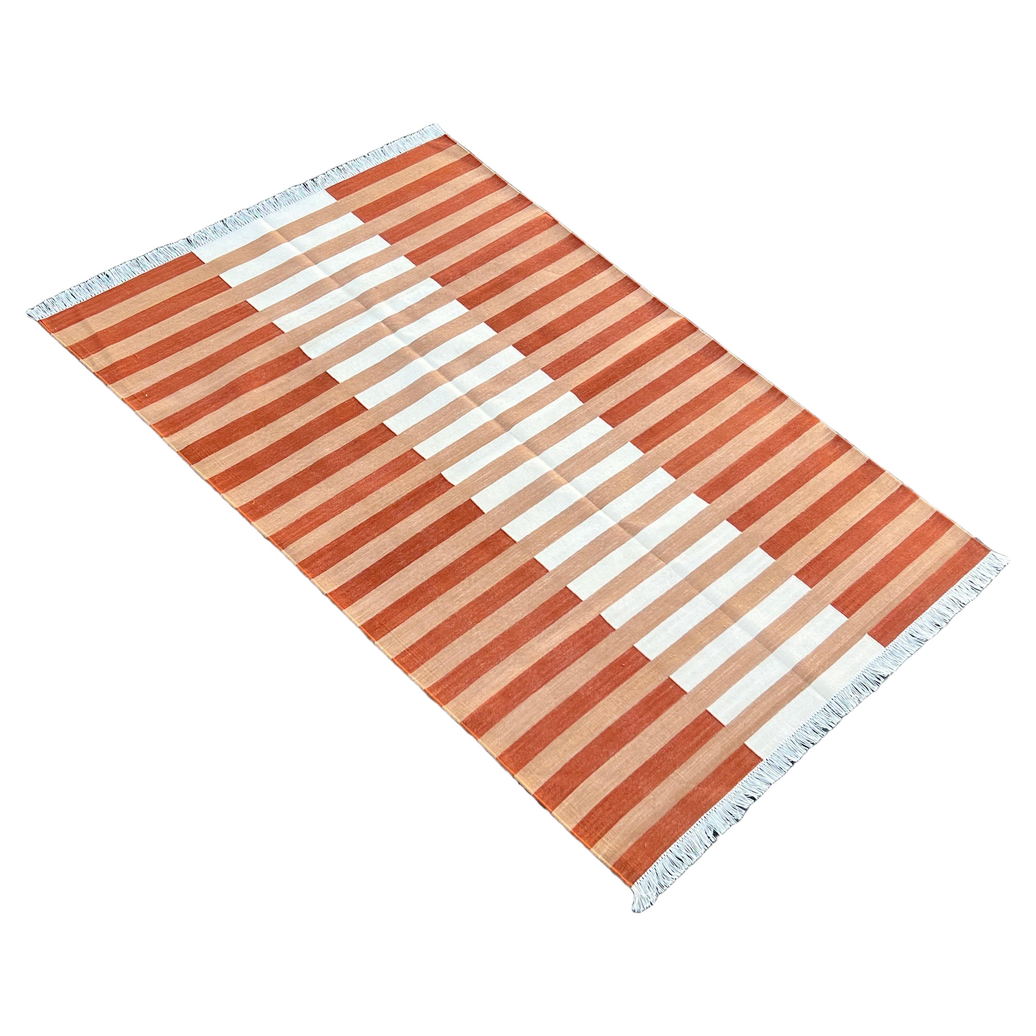 Handgefertigter Flachgewebe-Teppich aus Baumwolle, 4x6 Tan und Weiß gestreifter indischer Dhurrie-Teppich mit Streifen im Angebot