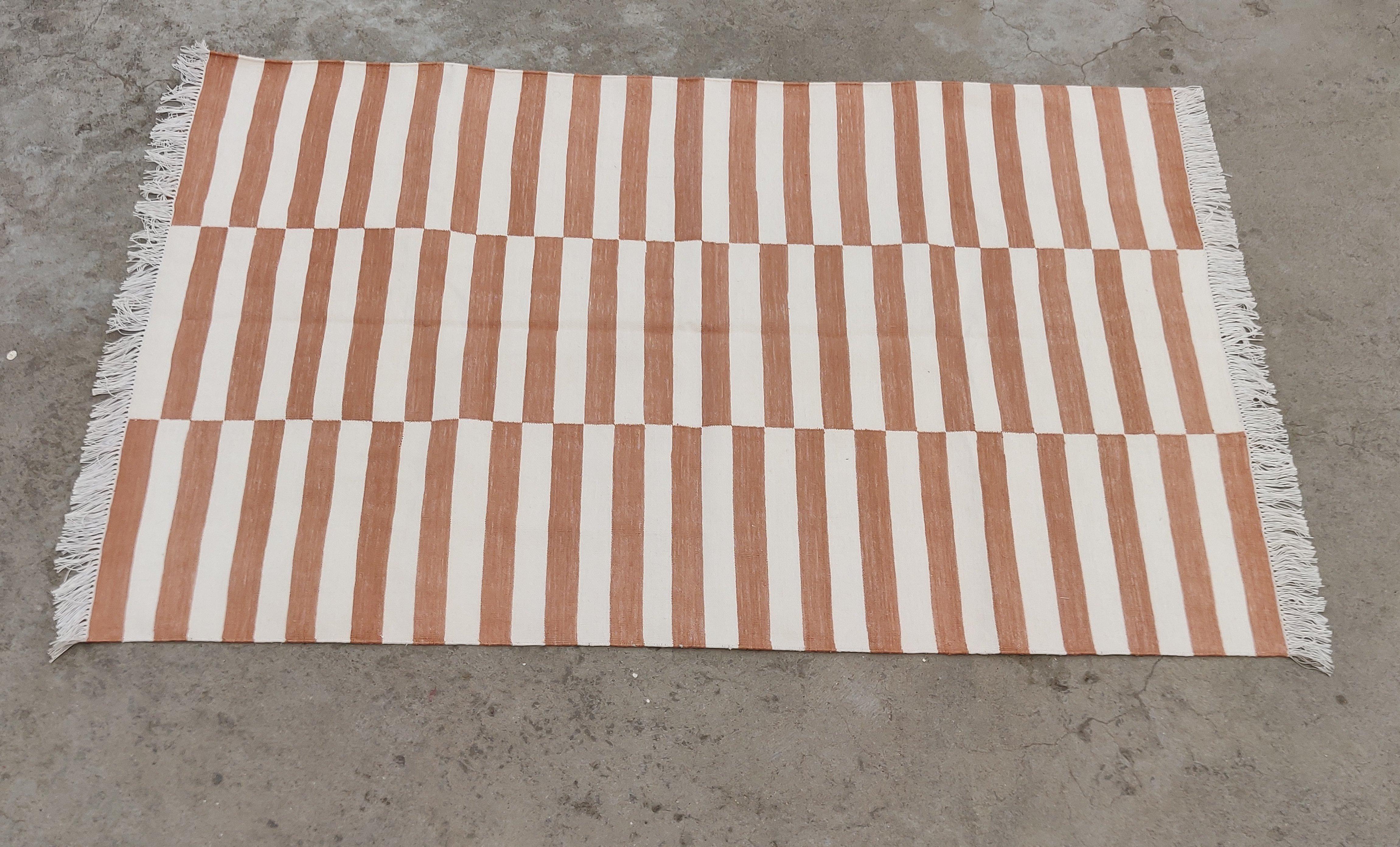 Tappeto a tessitura piatta in cotone fatto a mano, 4x6 a strisce bianche e nere indiane Dhurrie in vendita 2