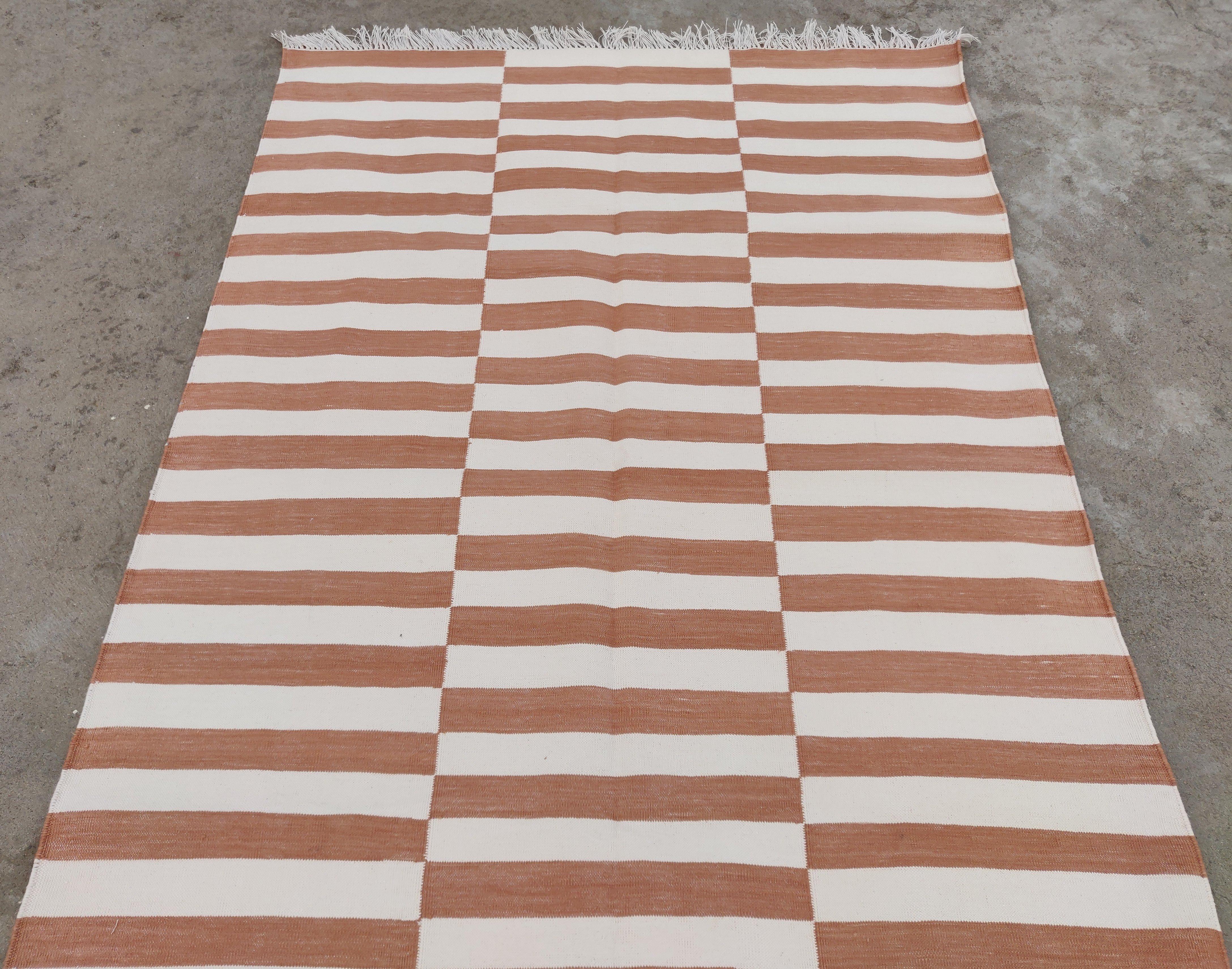 Tappeto a tessitura piatta in cotone fatto a mano, 4x6 a strisce bianche e nere indiane Dhurrie In condizioni Nuovo in vendita a Jaipur, IN