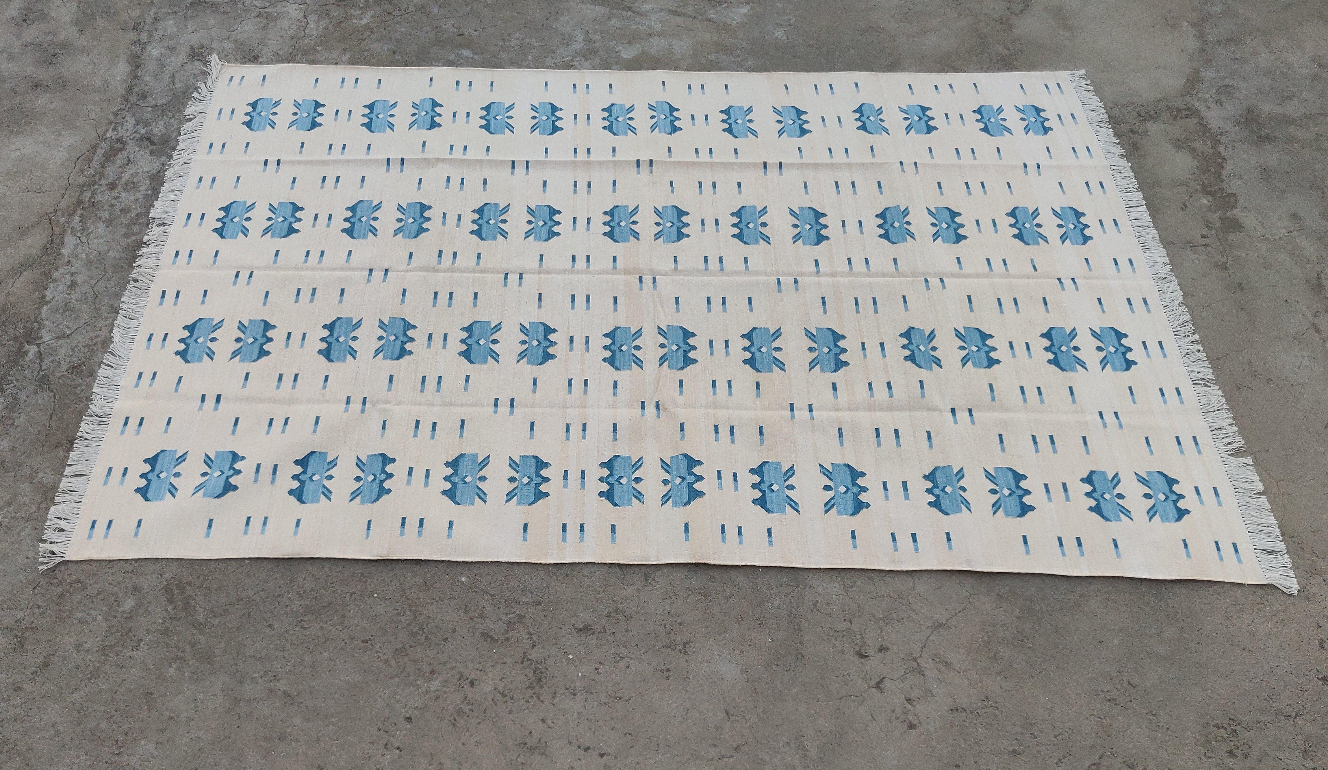 Tappeto a tessitura piatta in cotone fatto a mano, 5x7 Beige e Farfalla Blu Indiano Dhurrie in vendita 3