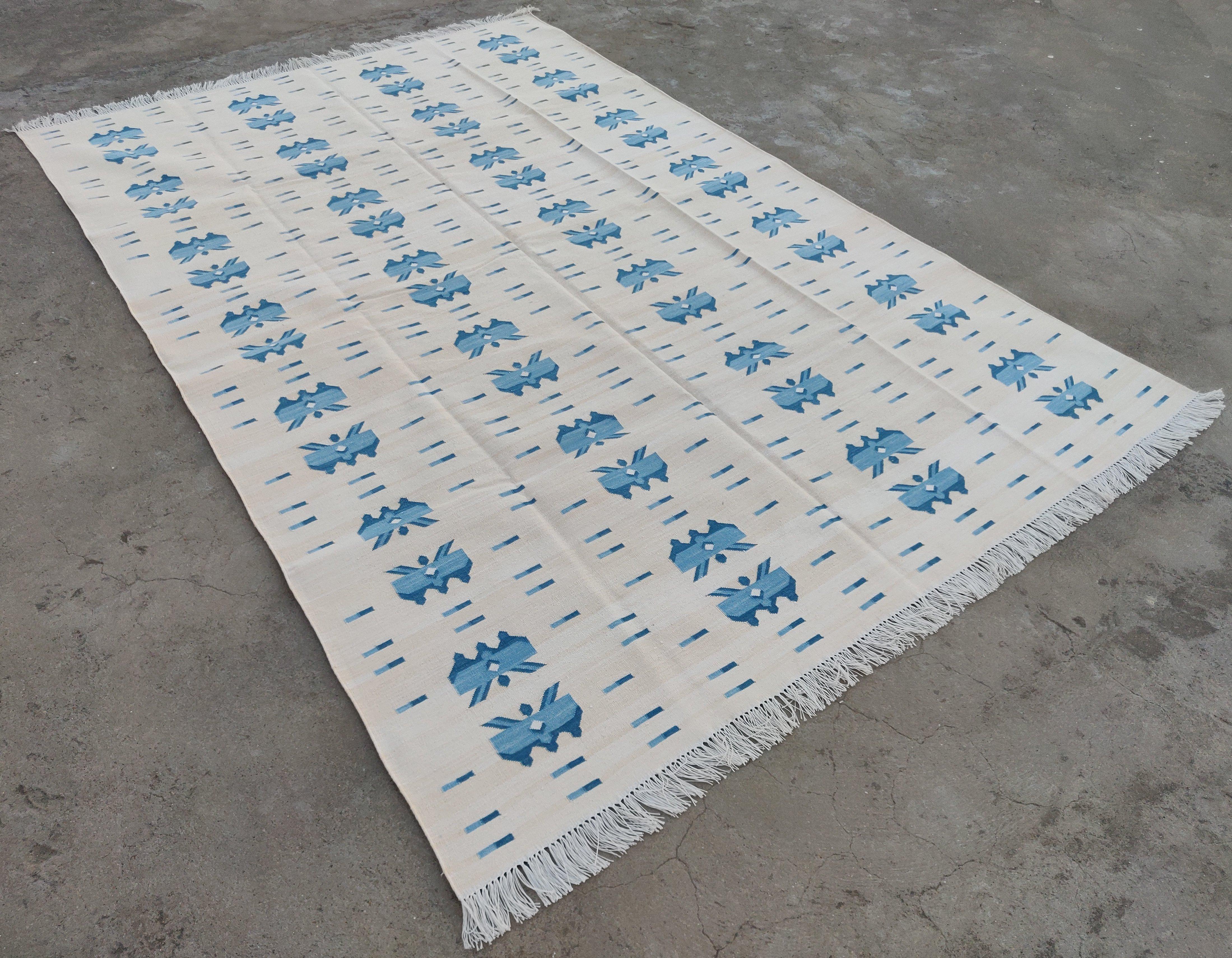 Tappeto in cotone tinto al vegetale beige e blu con motivo a farfalla 5'x7'

Queste speciali dhurry a trama piatta sono tessute a mano con un filo di cotone 100% a 15 strati. A causa delle speciali tecniche di produzione utilizzate per creare i