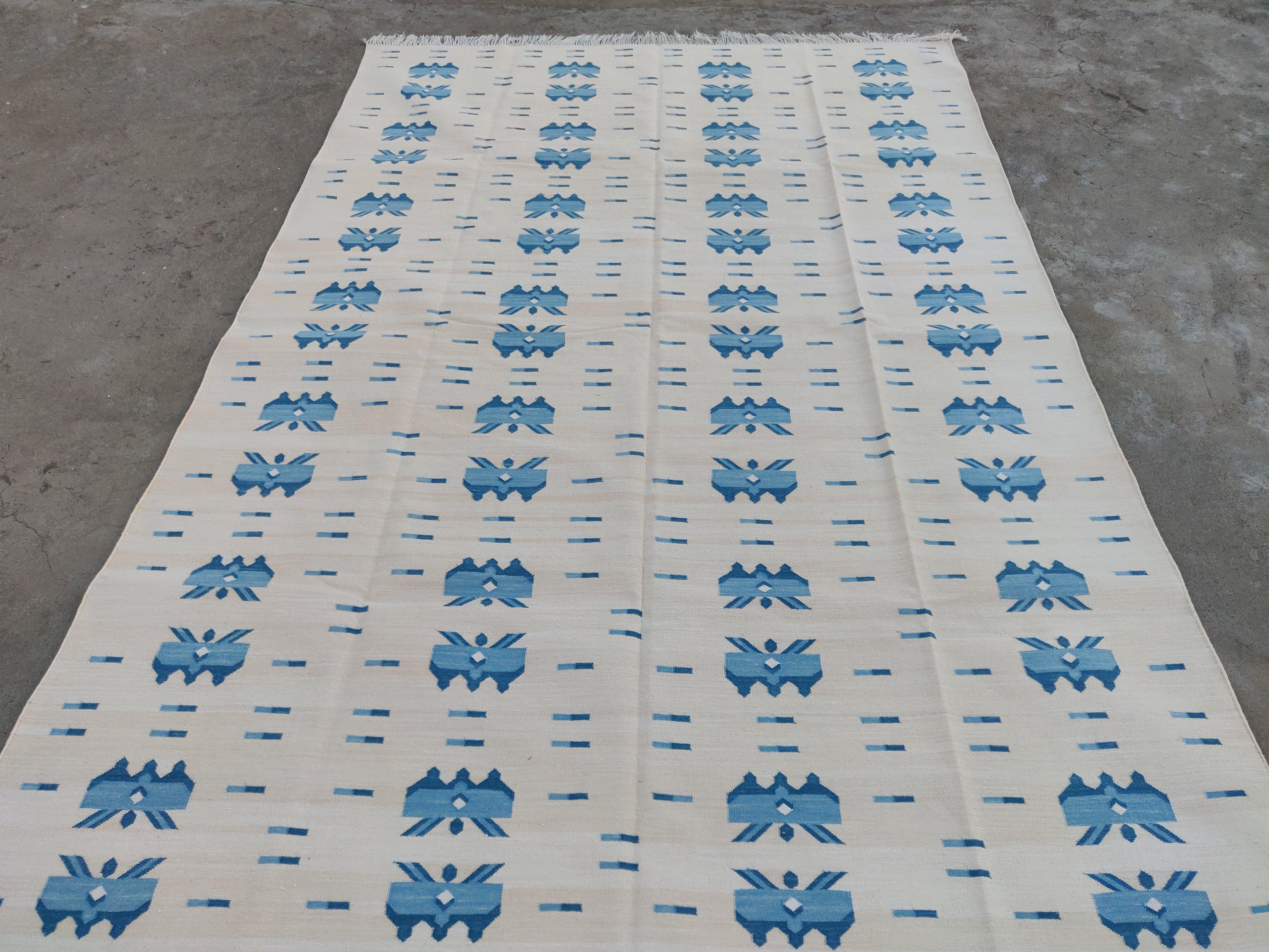 Mid-Century moderno Tappeto a tessitura piatta in cotone fatto a mano, 5x7 Beige e Farfalla Blu Indiano Dhurrie in vendita