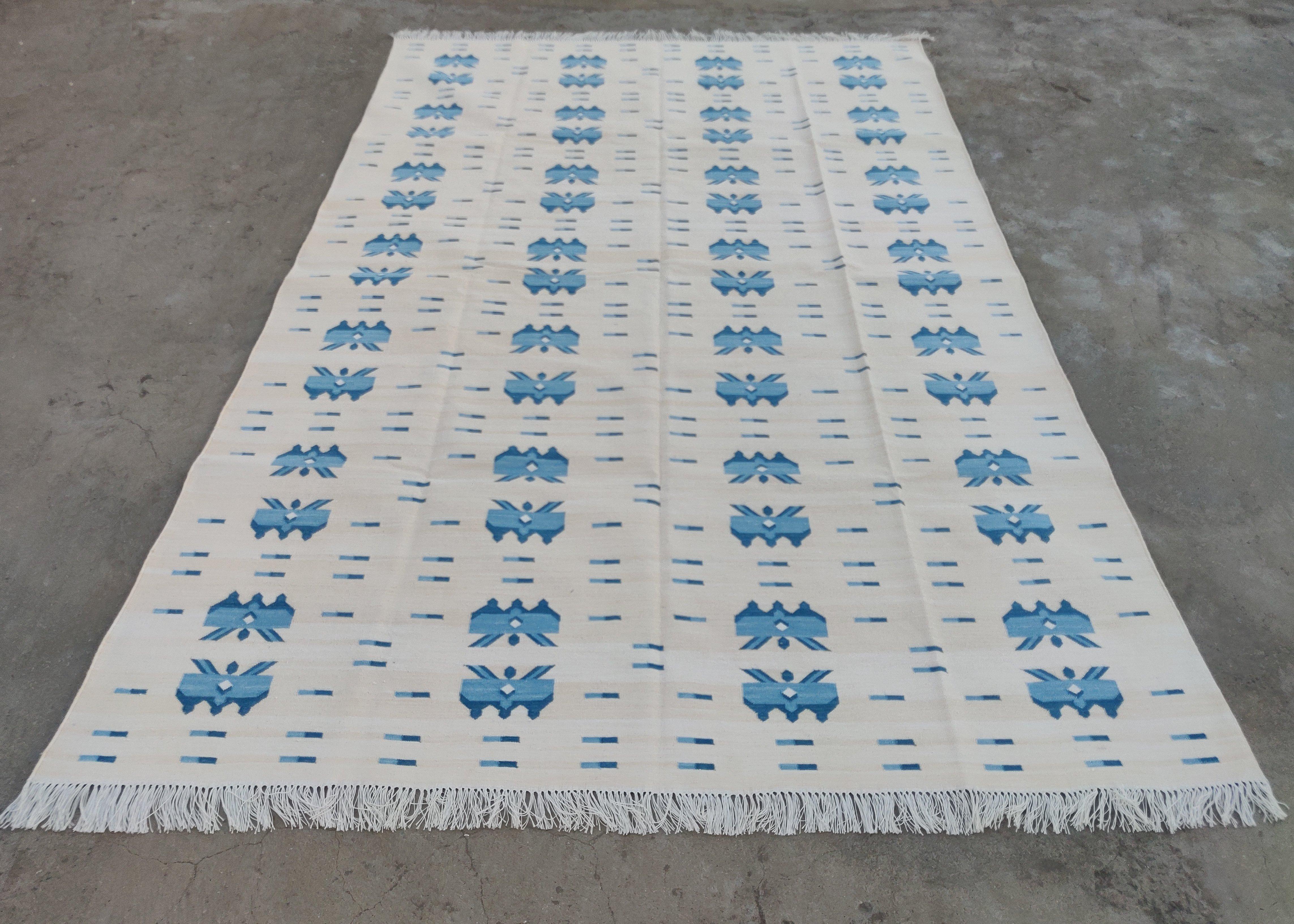 Tessuto a mano Tappeto a tessitura piatta in cotone fatto a mano, 5x7 Beige e Farfalla Blu Indiano Dhurrie in vendita