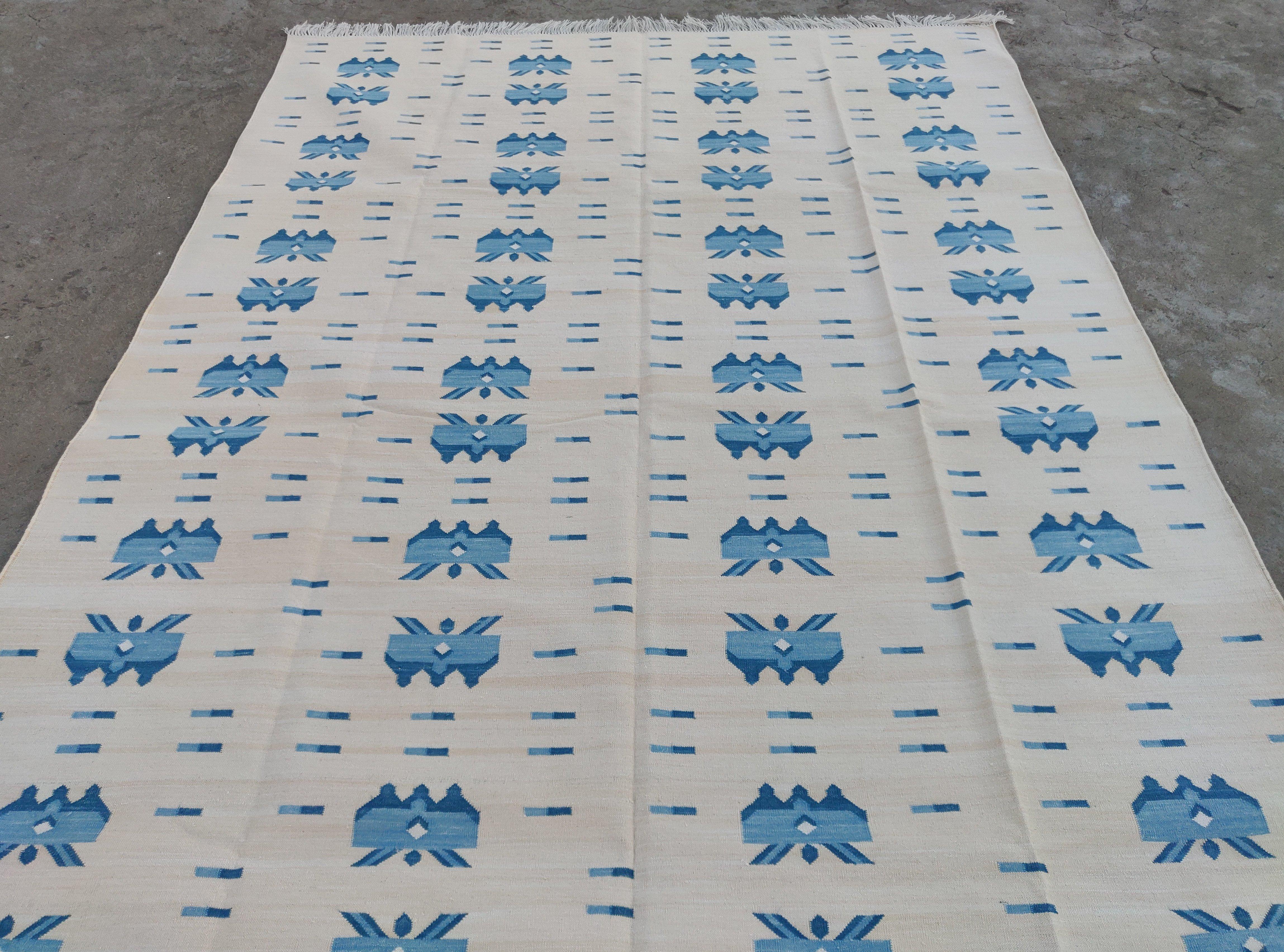 Tappeto a tessitura piatta in cotone fatto a mano, 5x7 Beige e Farfalla Blu Indiano Dhurrie In condizioni Nuovo in vendita a Jaipur, IN