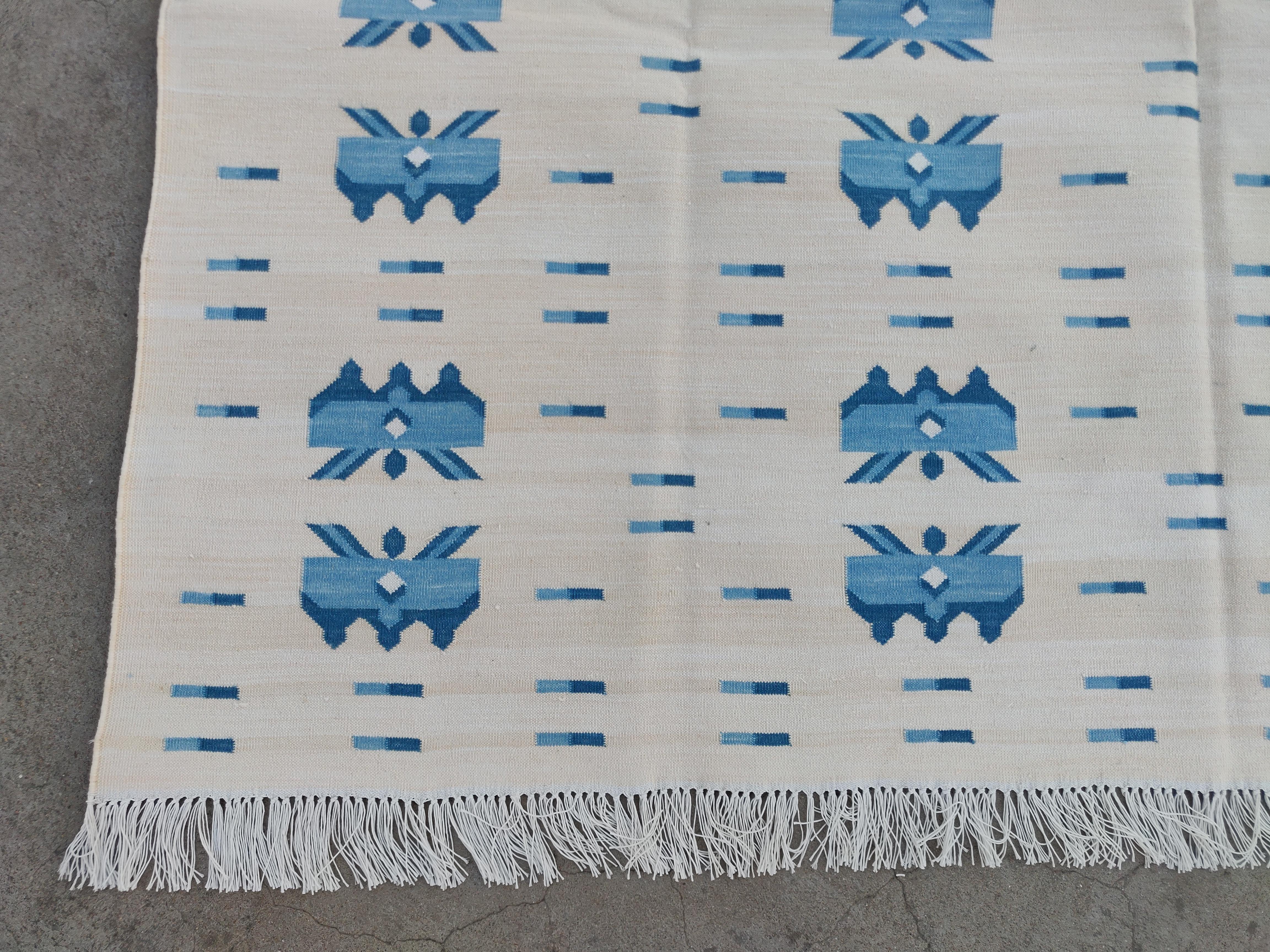 Cotone Tappeto a tessitura piatta in cotone fatto a mano, 5x7 Beige e Farfalla Blu Indiano Dhurrie in vendita