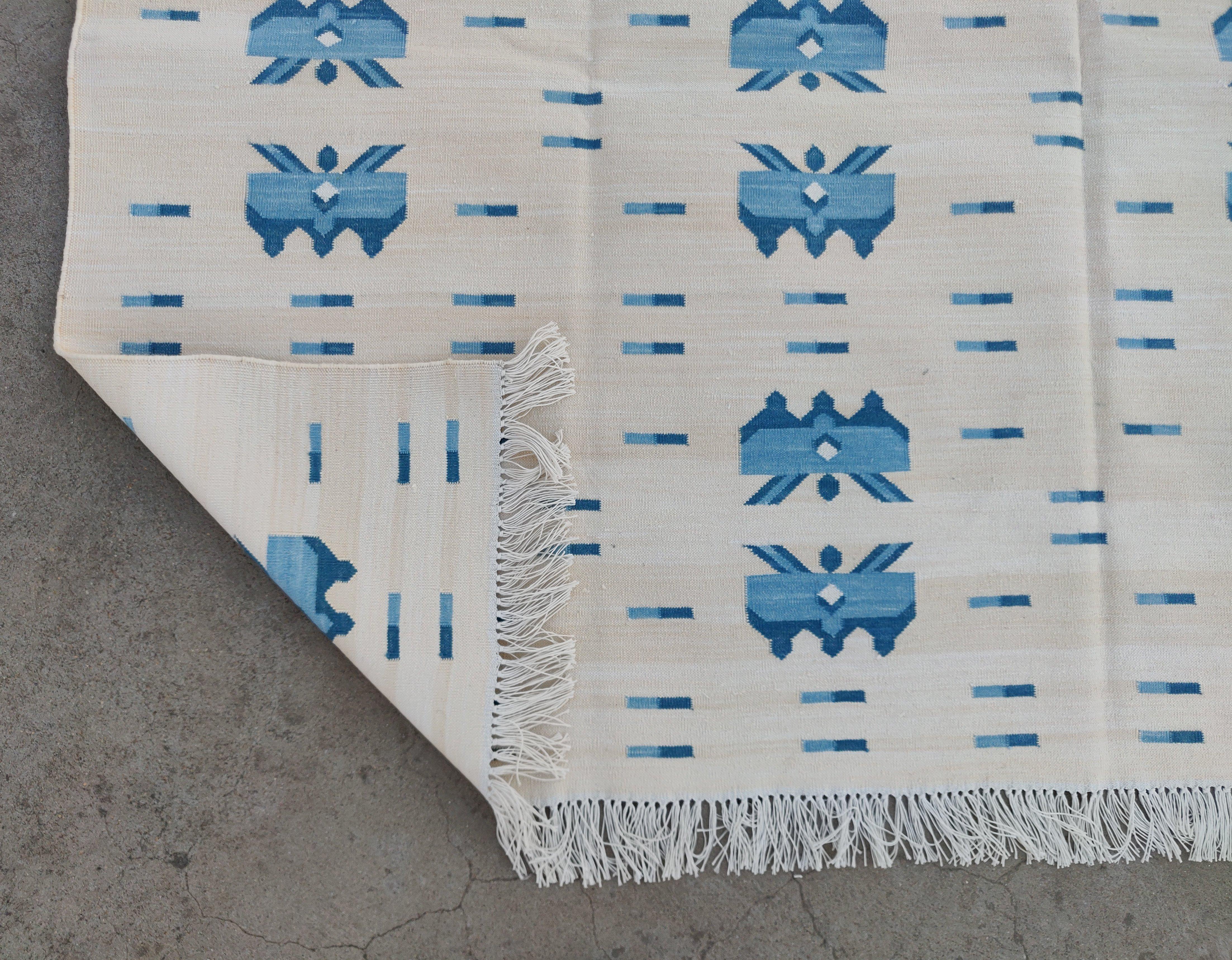 Tappeto a tessitura piatta in cotone fatto a mano, 5x7 Beige e Farfalla Blu Indiano Dhurrie in vendita 1