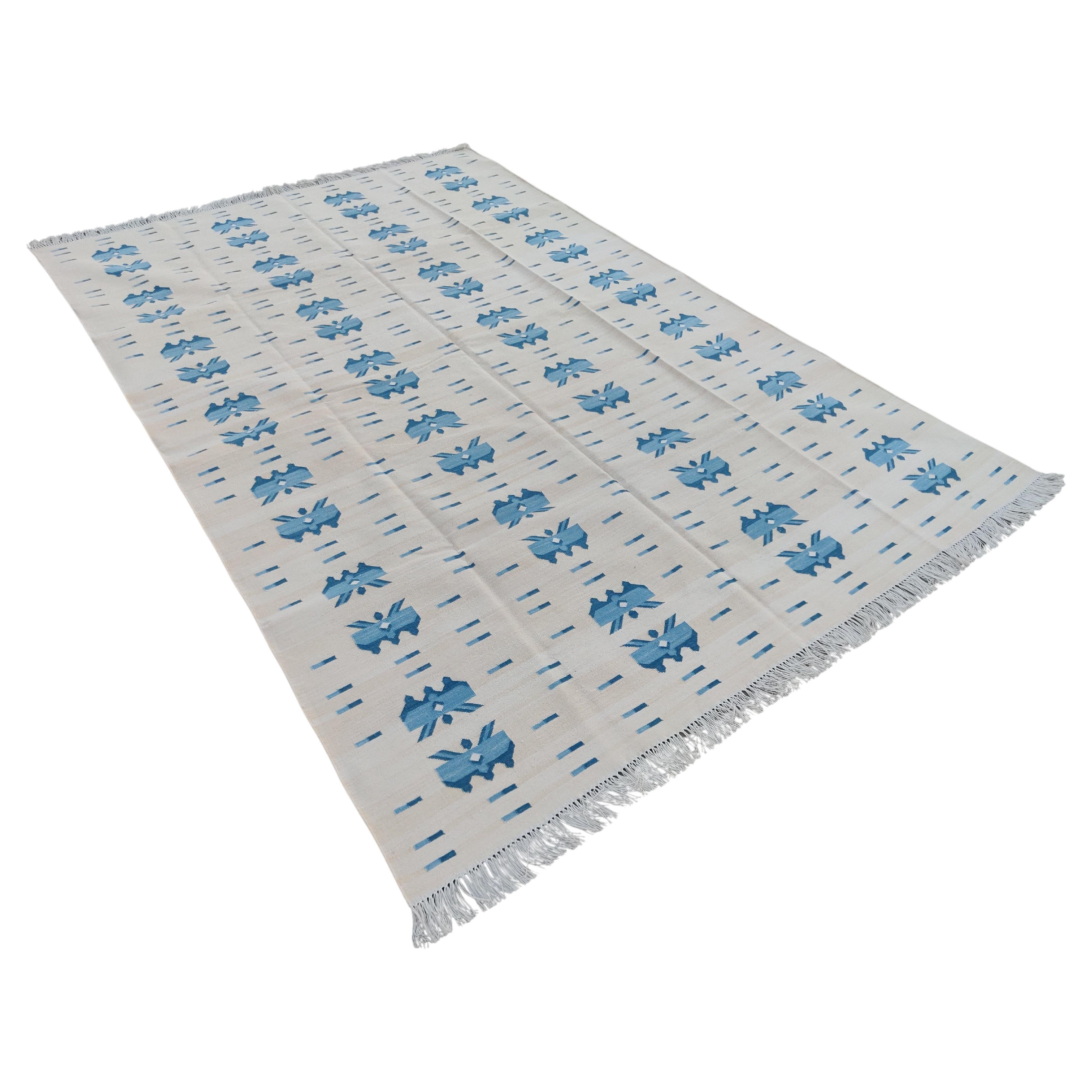 Tappeto a tessitura piatta in cotone fatto a mano, 5x7 Beige e Farfalla Blu Indiano Dhurrie in vendita