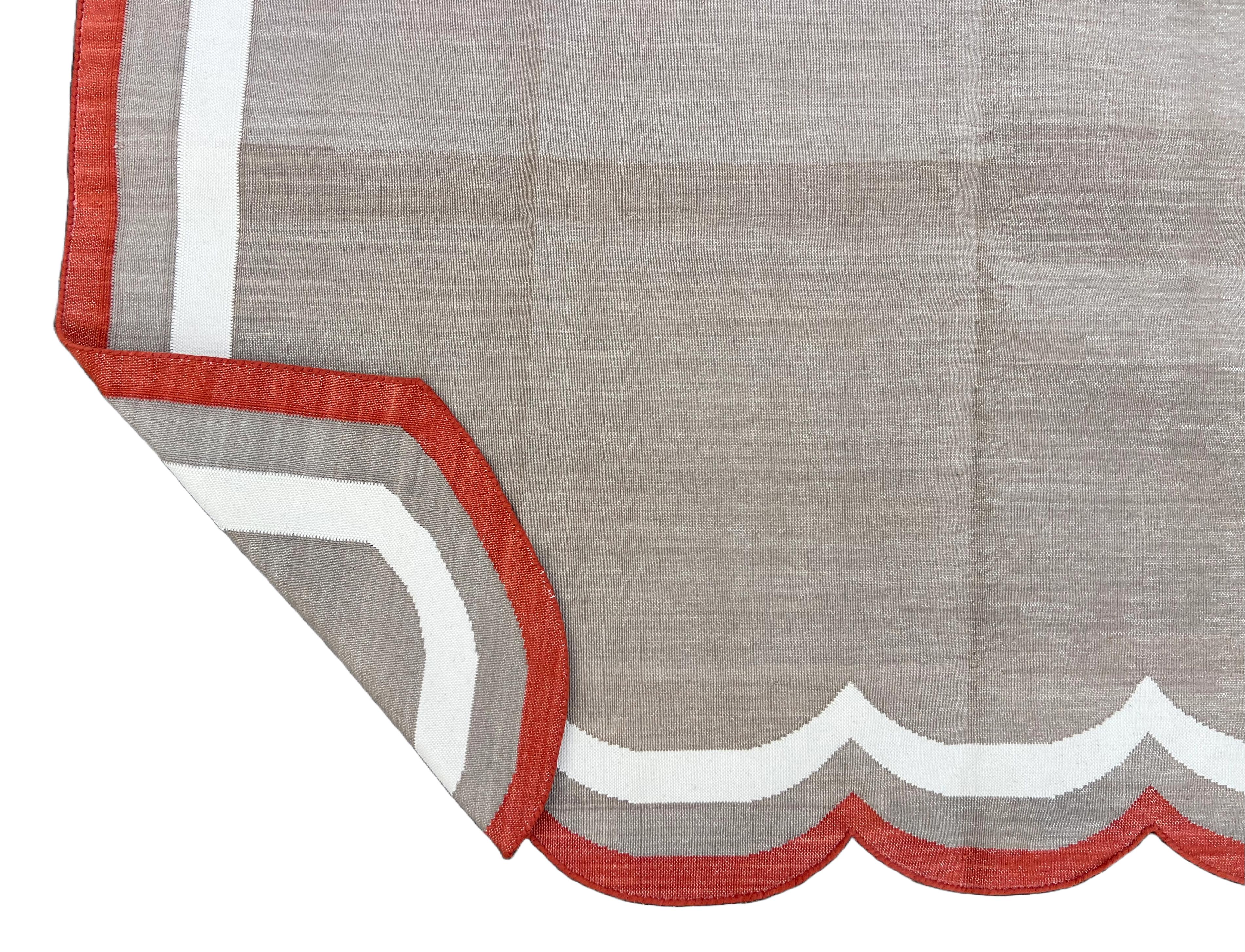 Tappeto indiano in cotone Nature tinto al vegetale beige e rosso smerlato 5'x7'
(150x210cm)
Queste speciali dhurry a trama piatta sono tessute a mano con un filo di cotone 100% a 15 strati. A causa delle speciali tecniche di produzione utilizzate