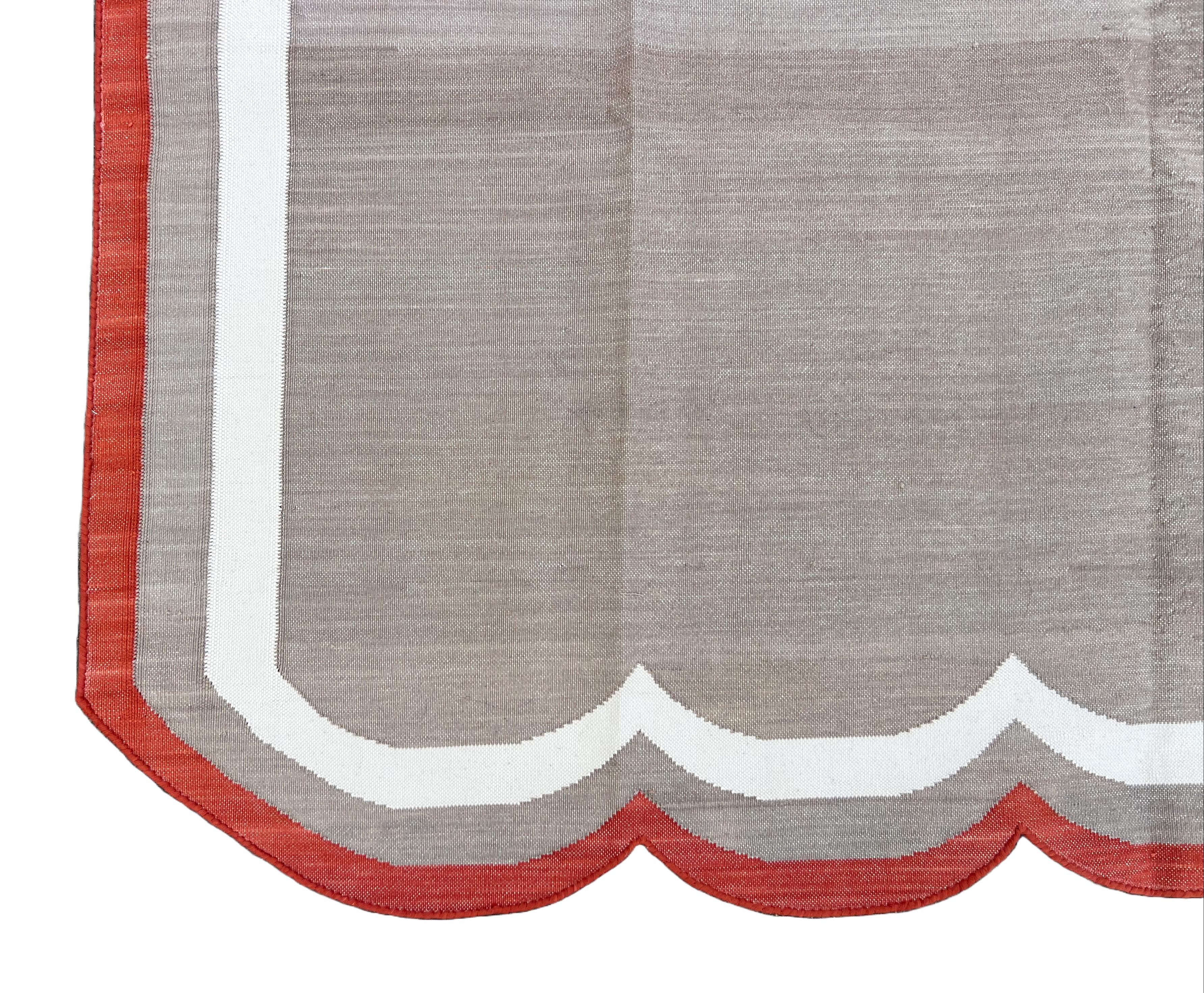 Mid-Century moderno Tappeto a tessitura piatta in cotone fatto a mano, 5x7 beige e rosso smerlato indiano Dhurrie in vendita
