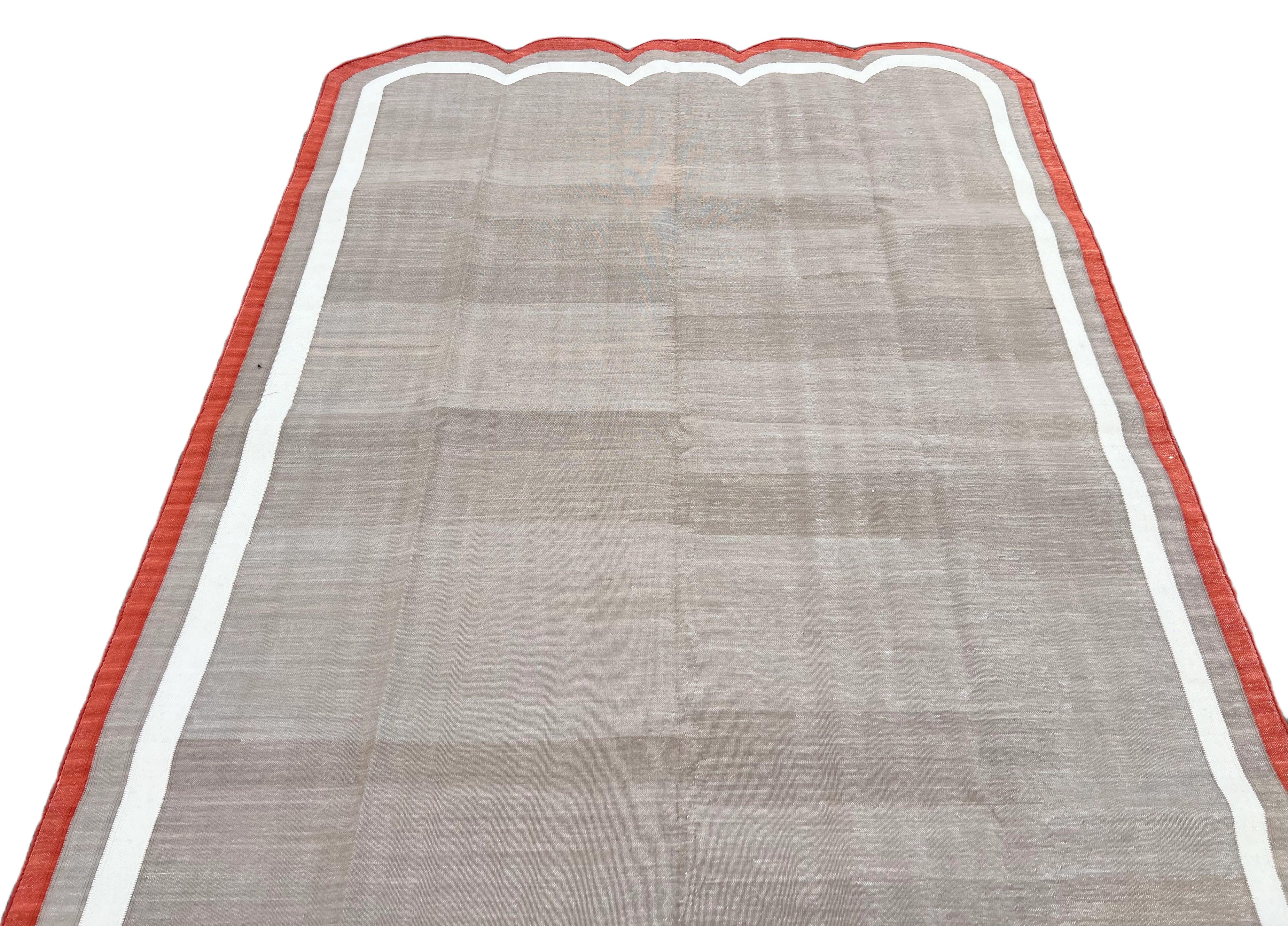 Indiano Tappeto a tessitura piatta in cotone fatto a mano, 5x7 beige e rosso smerlato indiano Dhurrie in vendita