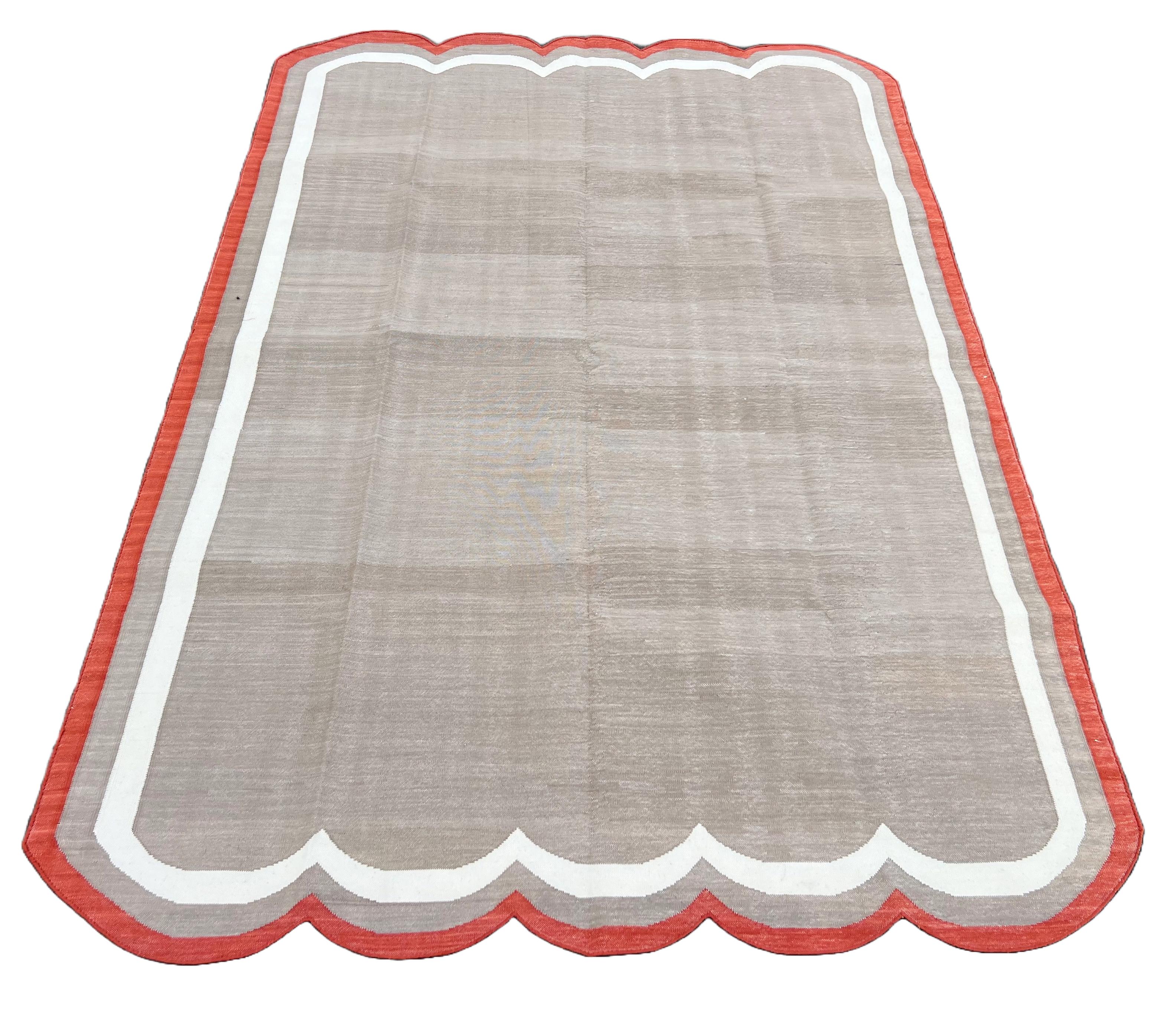 Tessuto a mano Tappeto a tessitura piatta in cotone fatto a mano, 5x7 beige e rosso smerlato indiano Dhurrie in vendita