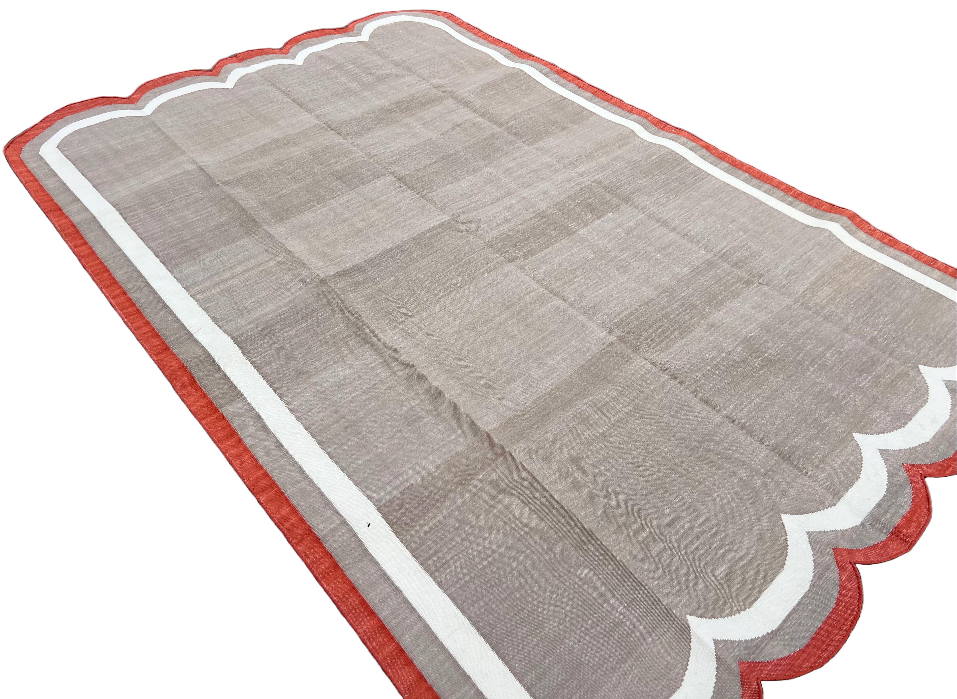 Tappeto a tessitura piatta in cotone fatto a mano, 5x7 beige e rosso smerlato indiano Dhurrie In condizioni Nuovo in vendita a Jaipur, IN