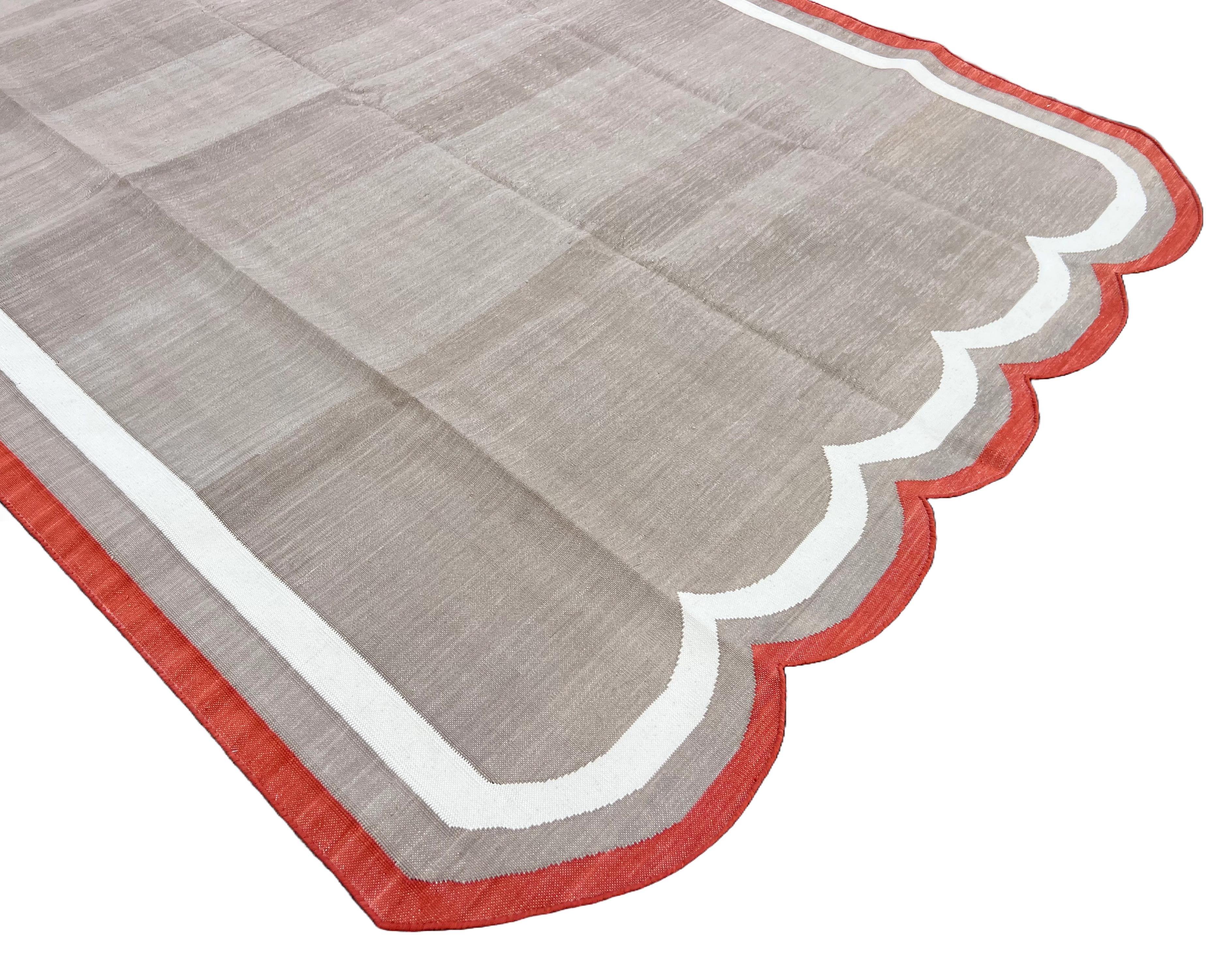 XXI secolo e contemporaneo Tappeto a tessitura piatta in cotone fatto a mano, 5x7 beige e rosso smerlato indiano Dhurrie in vendita