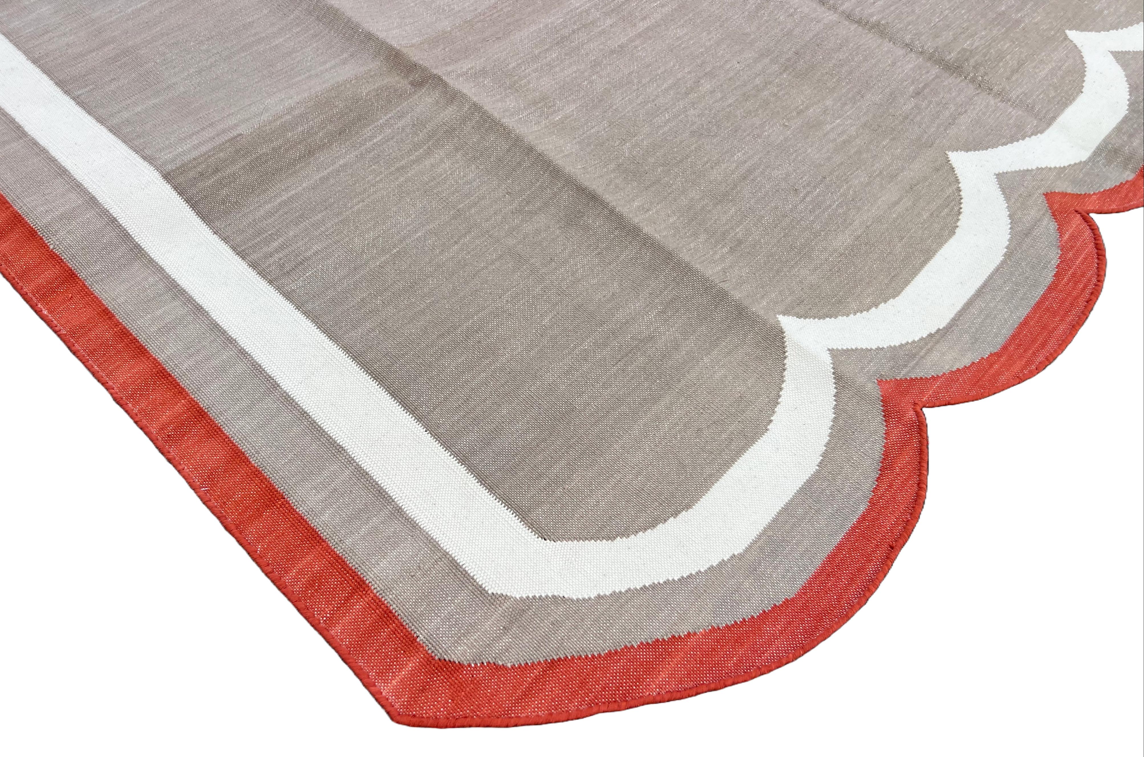 Cotone Tappeto a tessitura piatta in cotone fatto a mano, 5x7 beige e rosso smerlato indiano Dhurrie in vendita