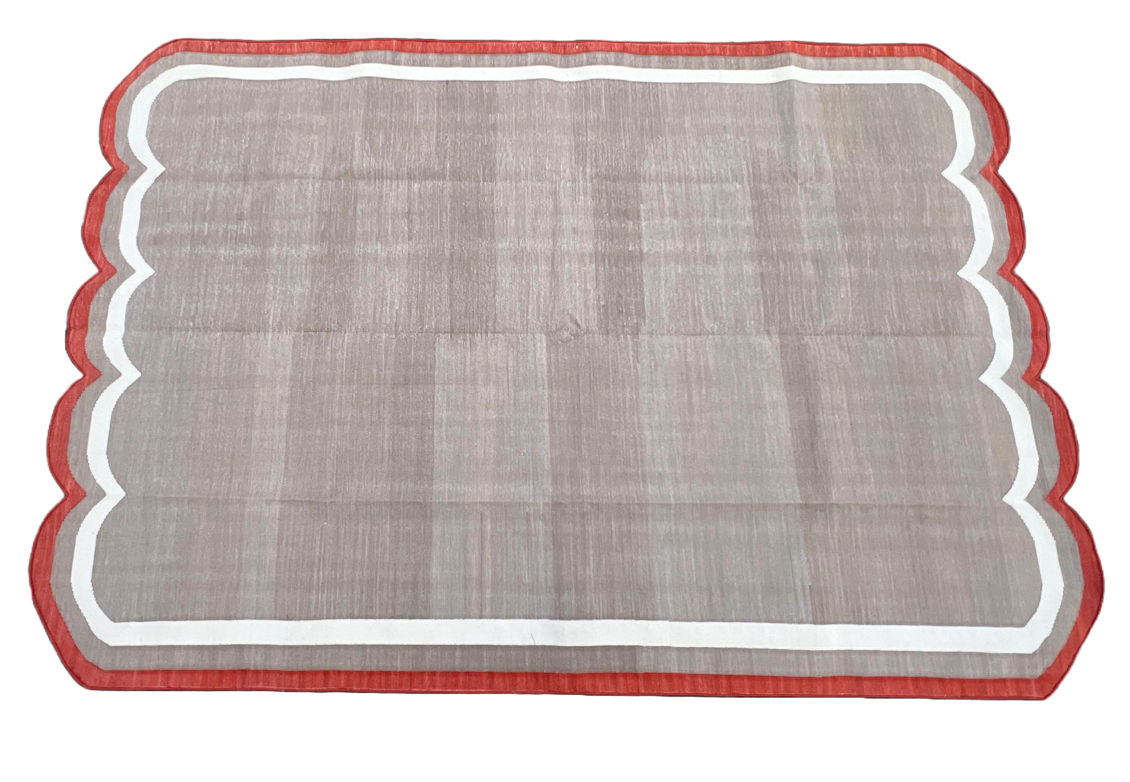 Tappeto a tessitura piatta in cotone fatto a mano, 5x7 beige e rosso smerlato indiano Dhurrie in vendita 1