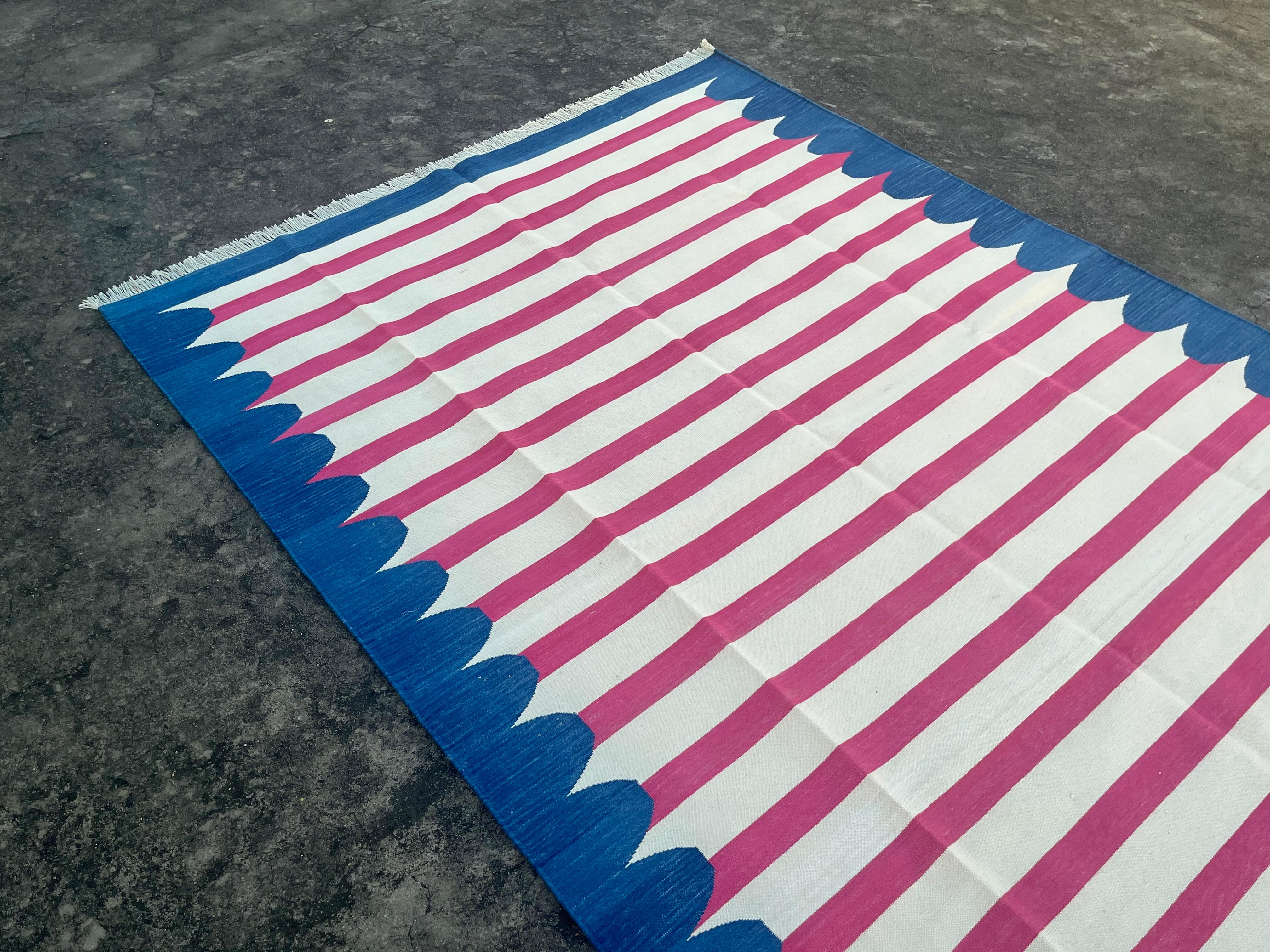Handmade Cotton Area Flat Weave Rug, 5x7 Blue And Pink Scalloped Indian Dhurrie In New Condition For Sale In Jaipur, IN