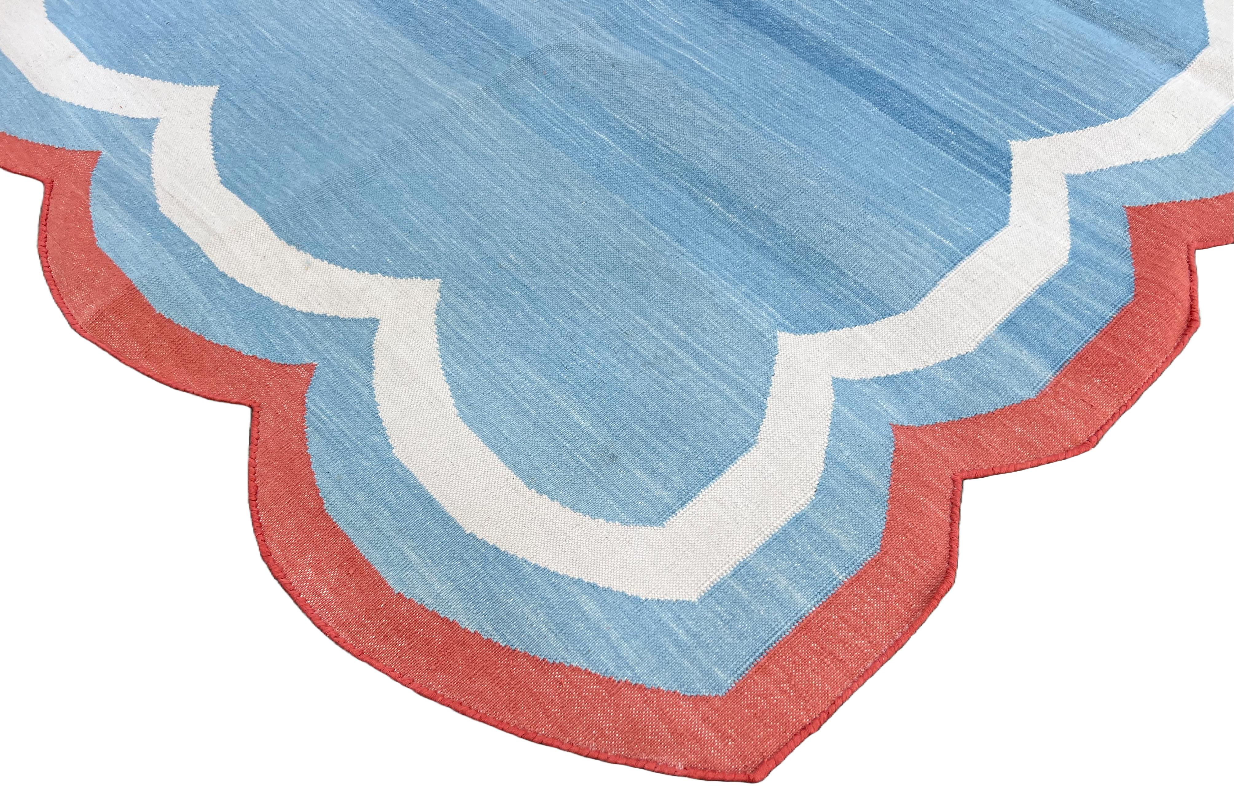 Handmade Cotton Area Flat Weave Rug, 5x7 Blue And Red Scalloped Indian Dhurrie For Sale 4