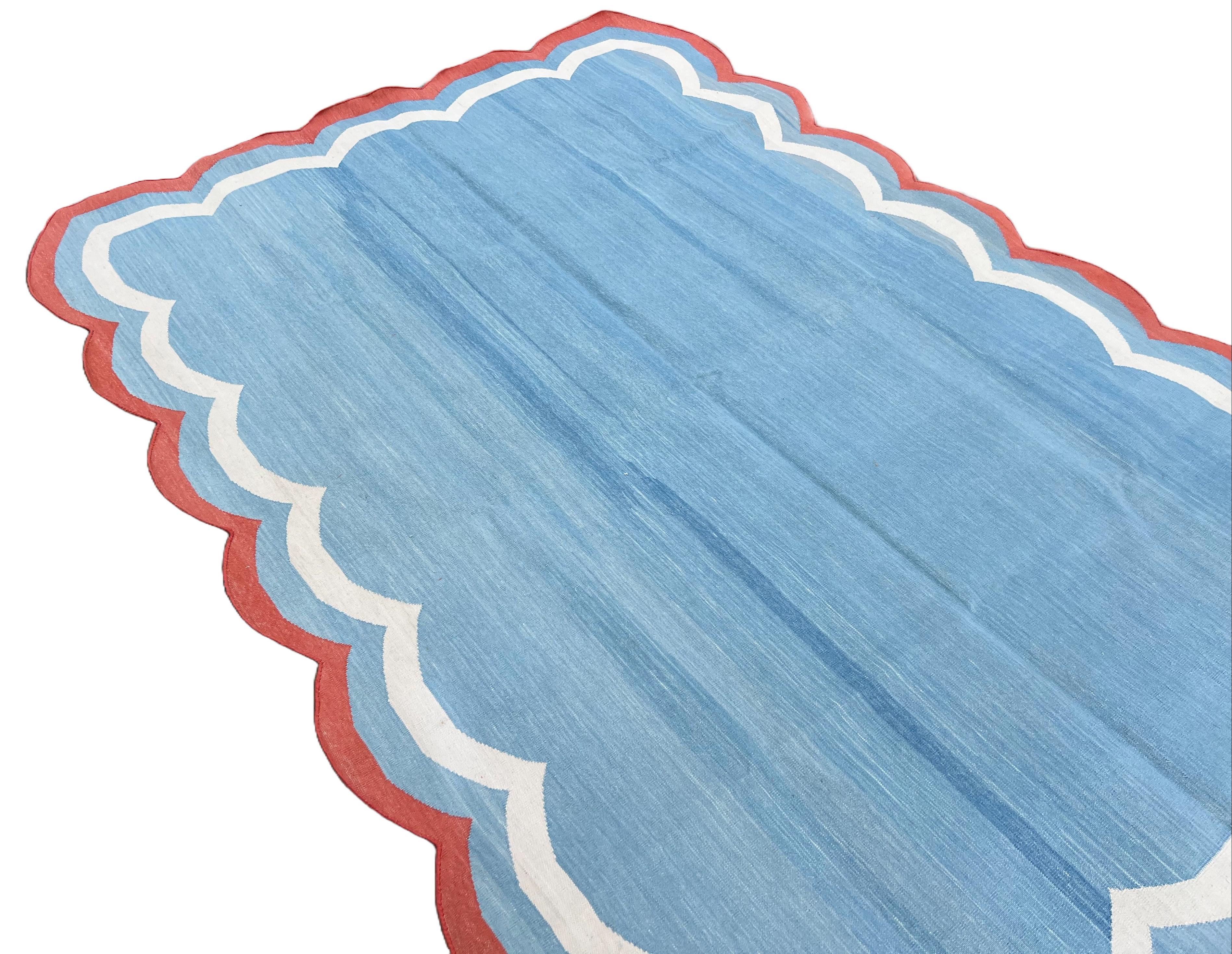 Handmade Cotton Area Flat Weave Rug, 5x7 Blue And Red Scalloped Indian Dhurrie For Sale 2