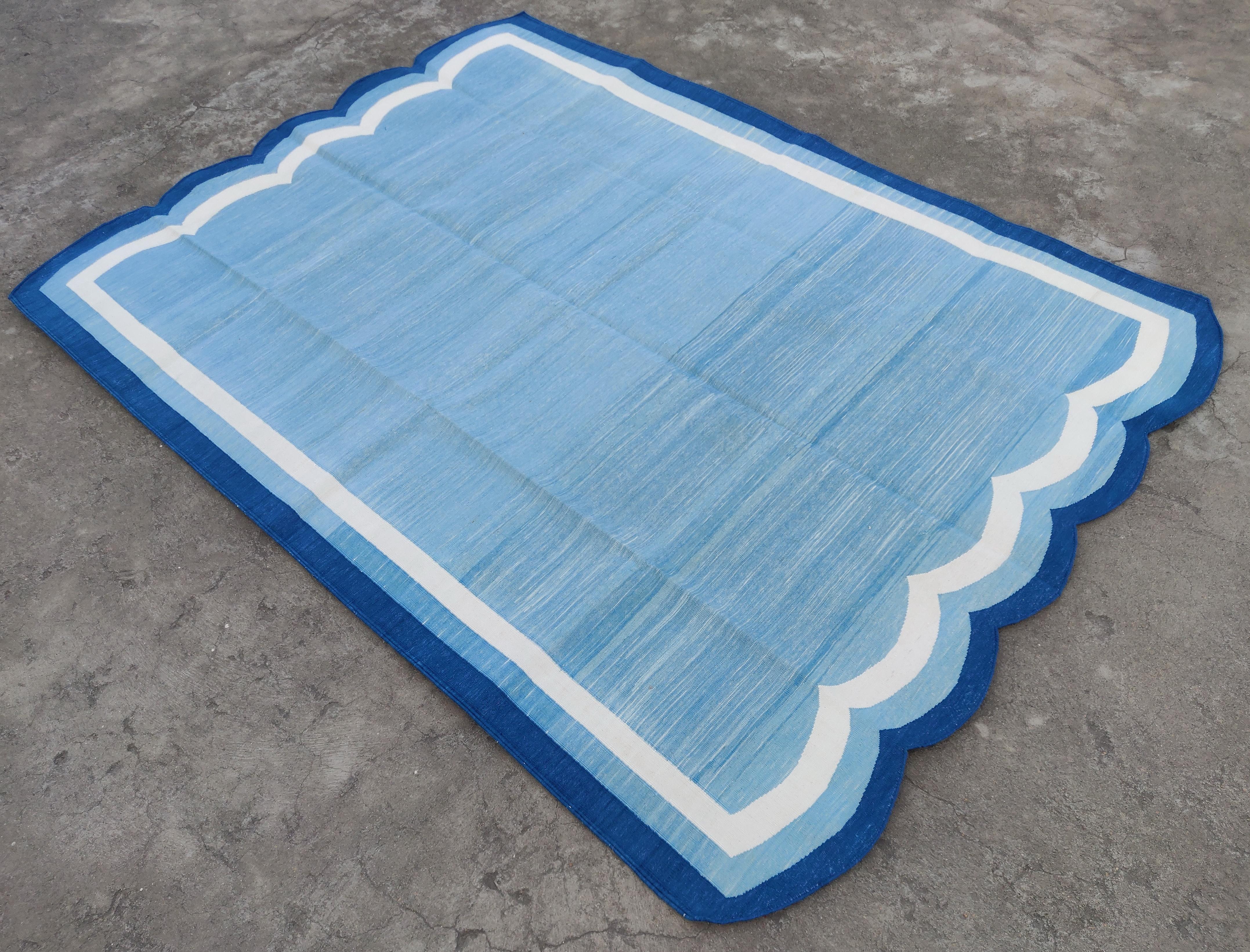 Baumwolle Gemüse gefärbt Blau und Weiß Scalloped Striped Indian Dhurrie Rug-5'x7' 

Diese speziellen flachgewebten Dhurries werden aus 15-fachem Garn aus 100% Baumwolle handgewebt. Aufgrund der speziellen Fertigungstechniken, die zur Herstellung