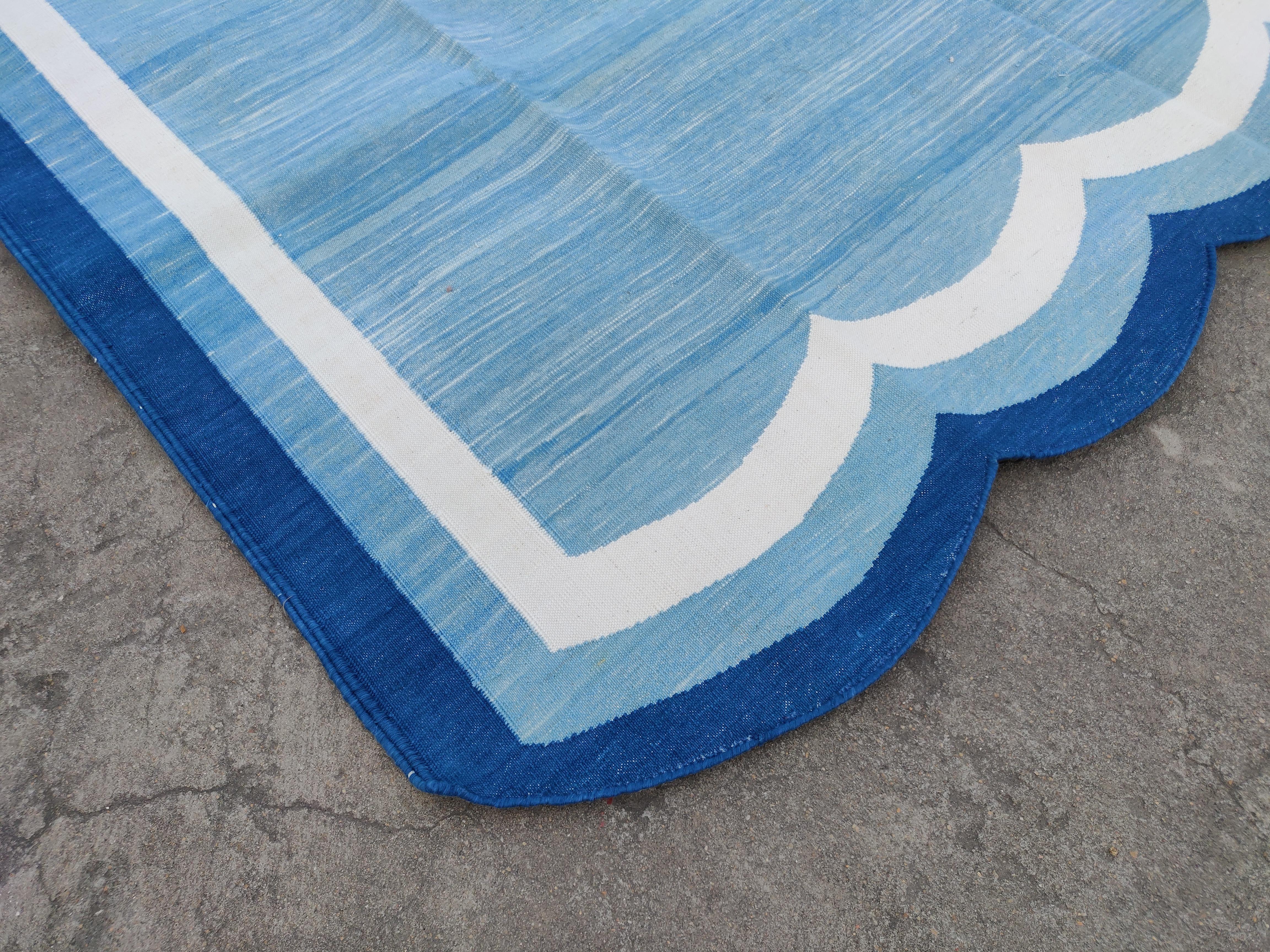 Handgefertigter flacher Baumwollteppich mit Flachgewebe, 5x7 Blauer und weißer Wellenschliff indischer Dhurrie (Moderne der Mitte des Jahrhunderts) im Angebot