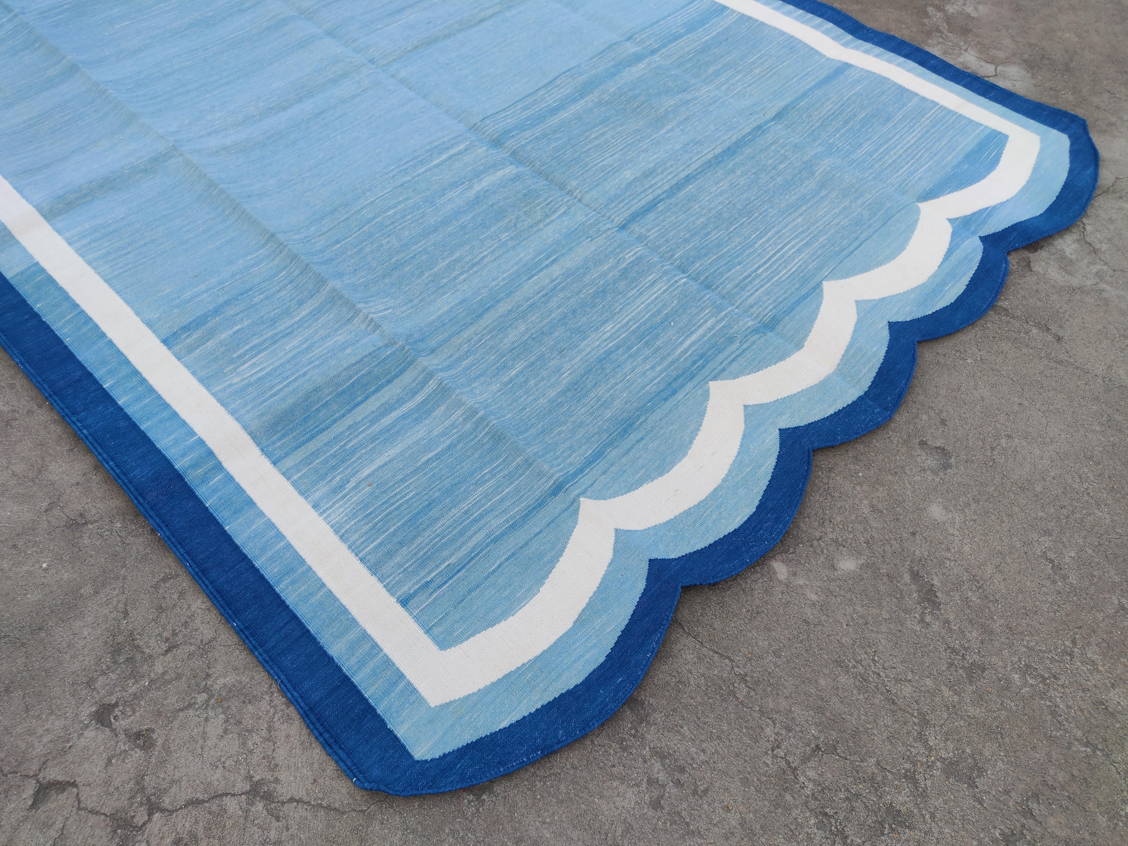 Handgefertigter flacher Baumwollteppich mit Flachgewebe, 5x7 Blauer und weißer Wellenschliff indischer Dhurrie (Indisch) im Angebot