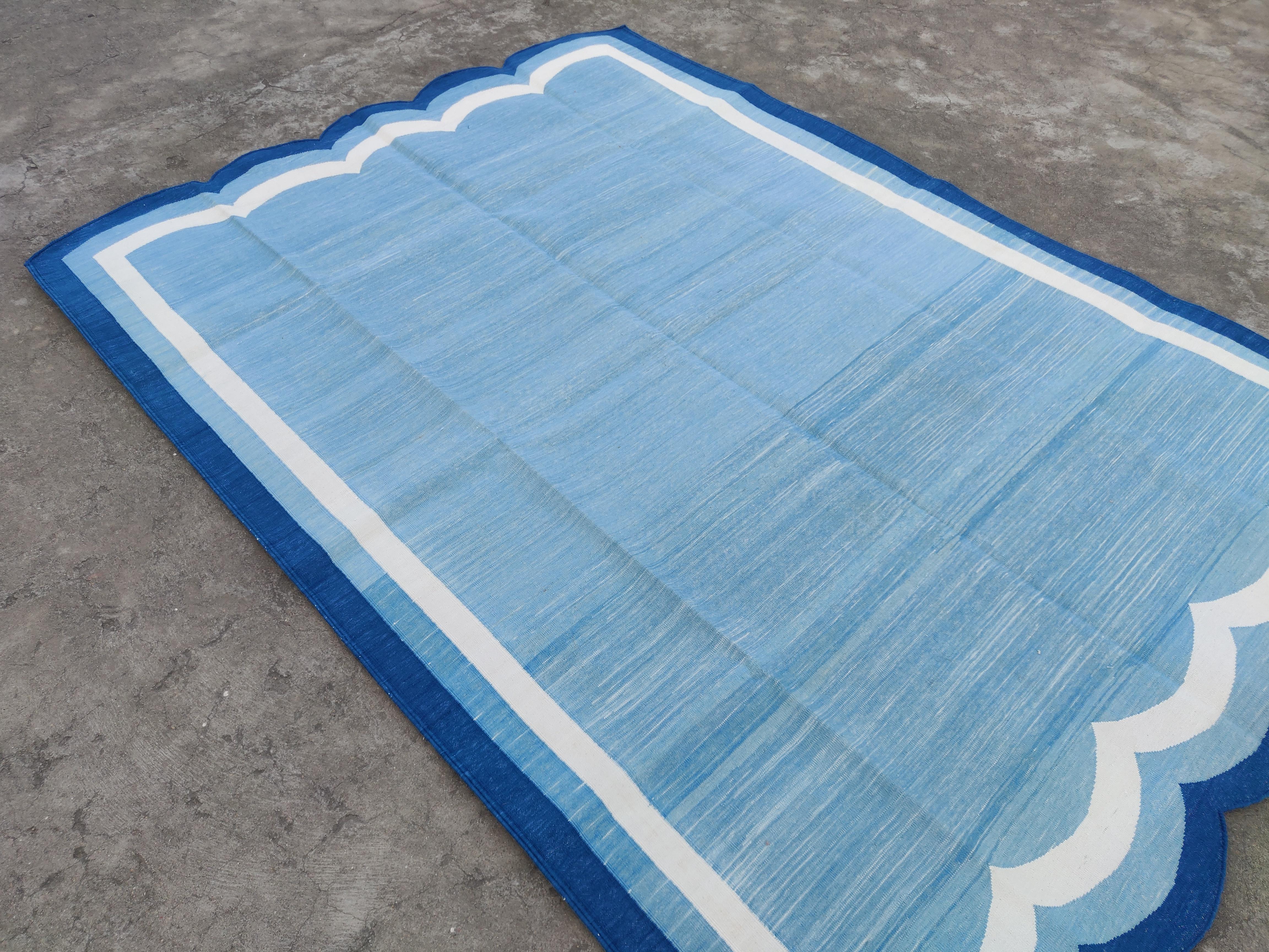 Handmade Cotton Area Flat Weave Rug, 5x7 Blue And White Scalloped Indian Dhurrie In New Condition For Sale In Jaipur, IN
