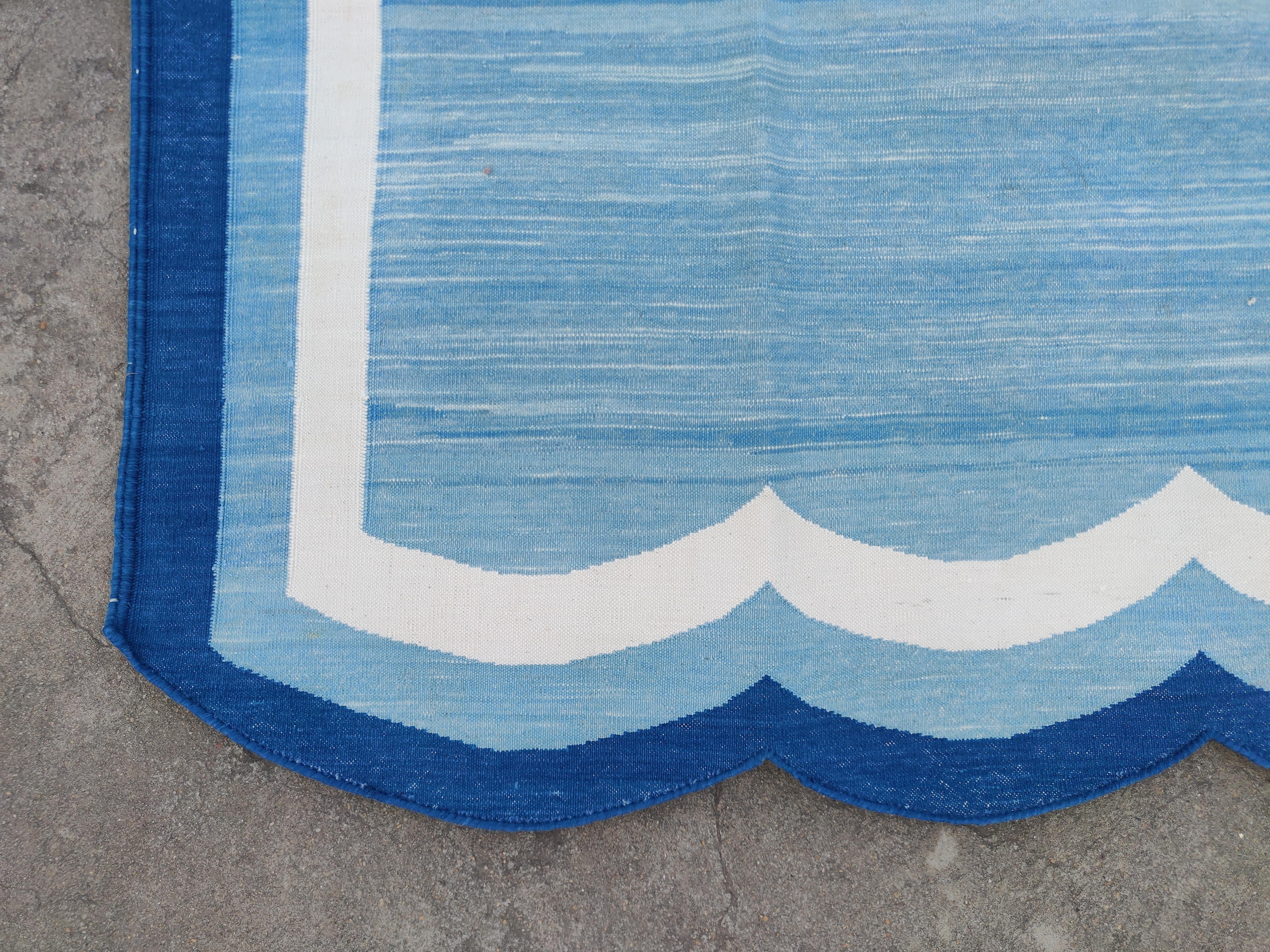Handgefertigter flacher Baumwollteppich mit Flachgewebe, 5x7 Blauer und weißer Wellenschliff indischer Dhurrie im Zustand „Neu“ im Angebot in Jaipur, IN