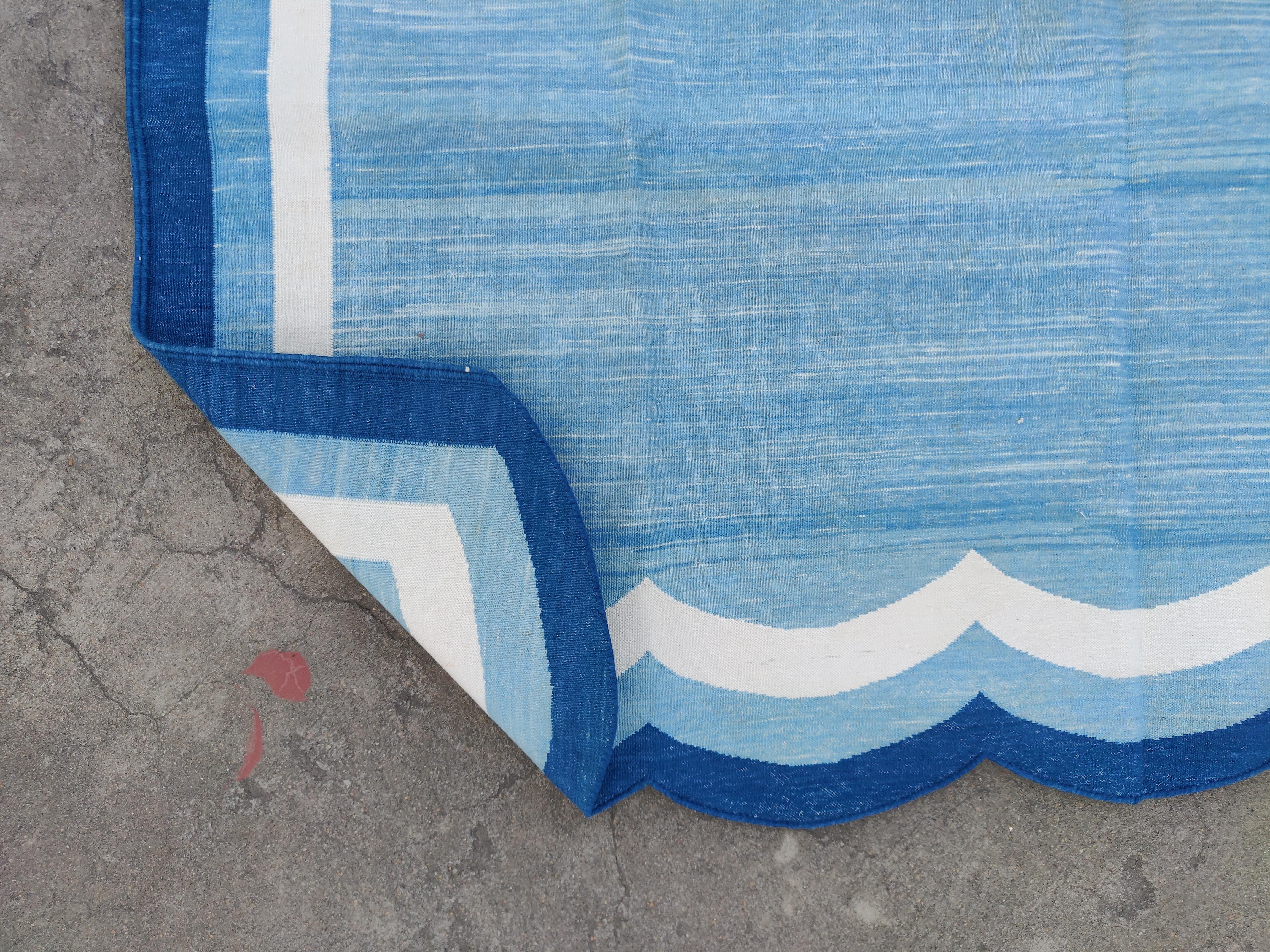Handgefertigter flacher Baumwollteppich mit Flachgewebe, 5x7 Blauer und weißer Wellenschliff indischer Dhurrie (21. Jahrhundert und zeitgenössisch) im Angebot