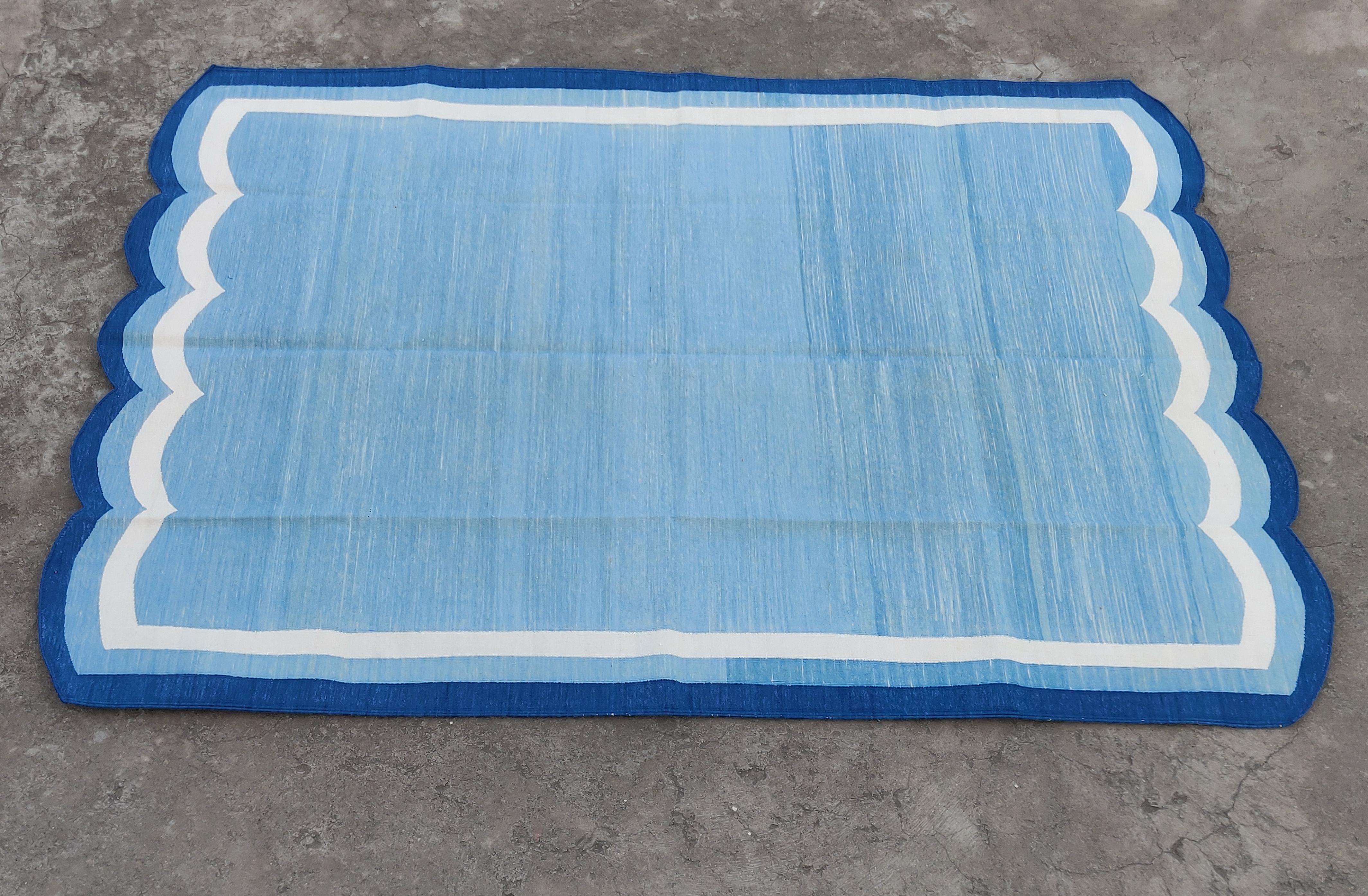 Handgefertigter flacher Baumwollteppich mit Flachgewebe, 5x7 Blauer und weißer Wellenschliff indischer Dhurrie im Angebot 1