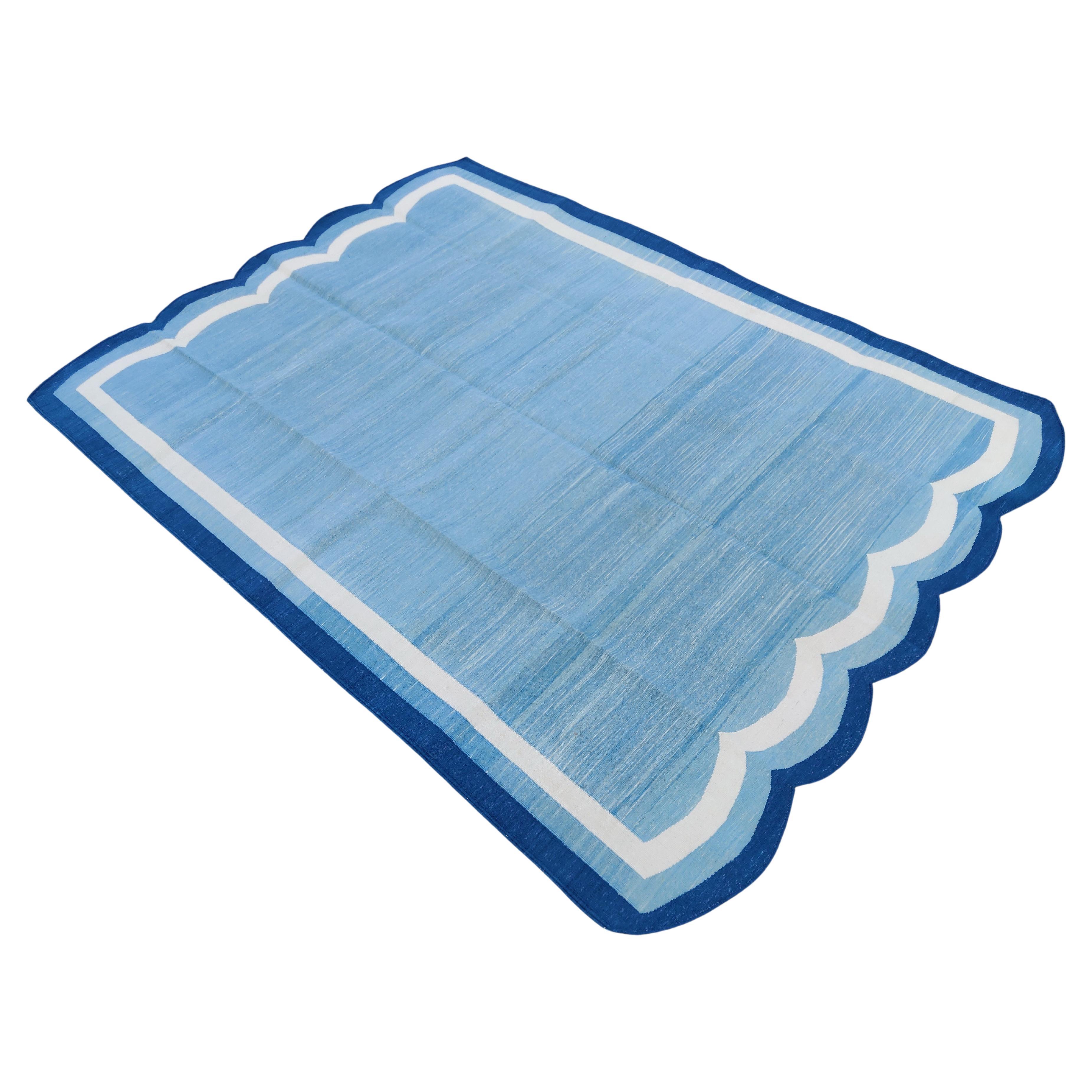 Handgefertigter flacher Baumwollteppich mit Flachgewebe, 5x7 Blauer und weißer Wellenschliff indischer Dhurrie im Angebot