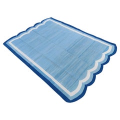 Handgefertigter flacher Baumwollteppich mit Flachgewebe, 5x7 Blauer und weißer Wellenschliff indischer Dhurrie